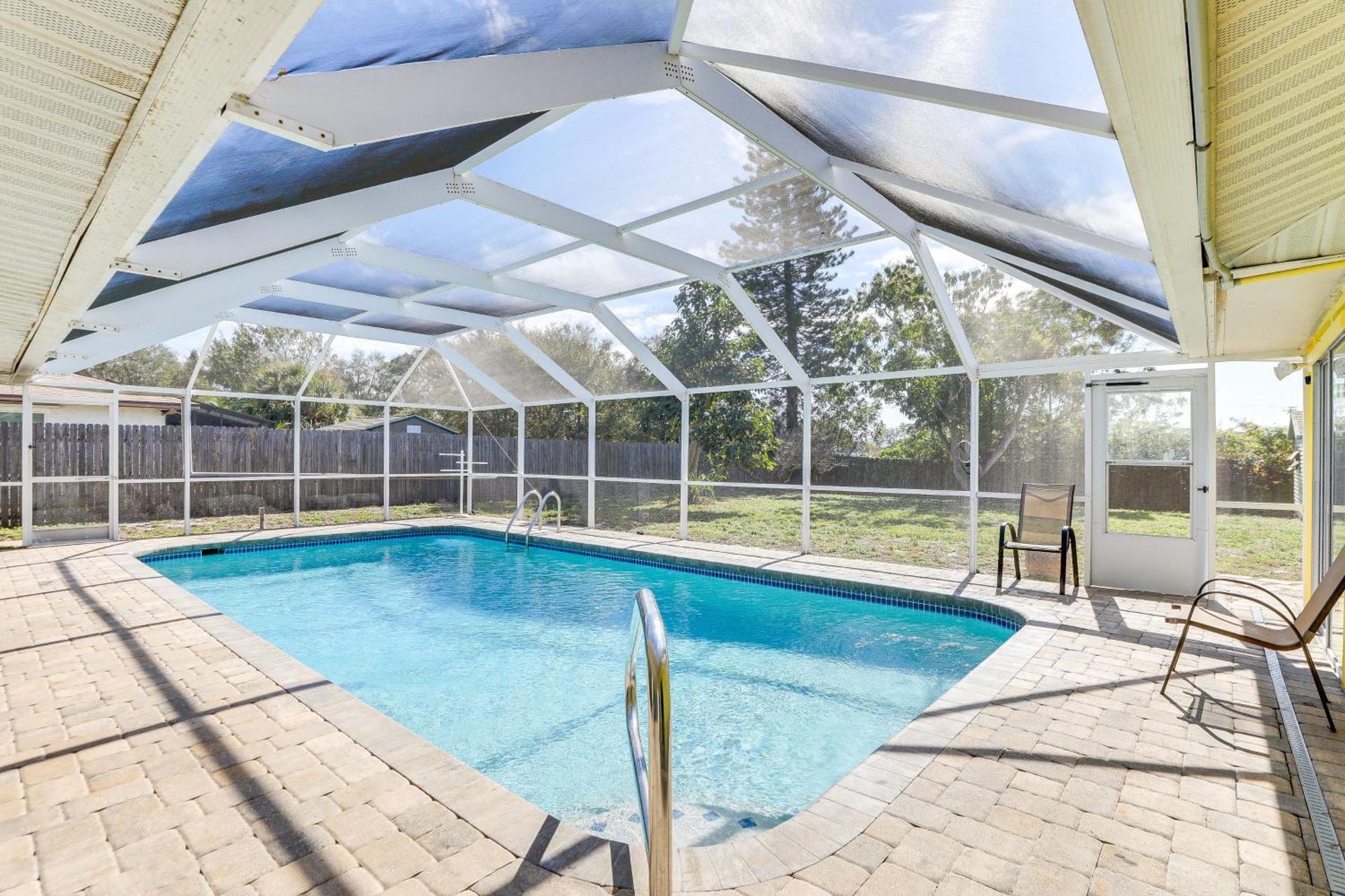 With Heated Pool 3 Mi To Airport! Holiday home
