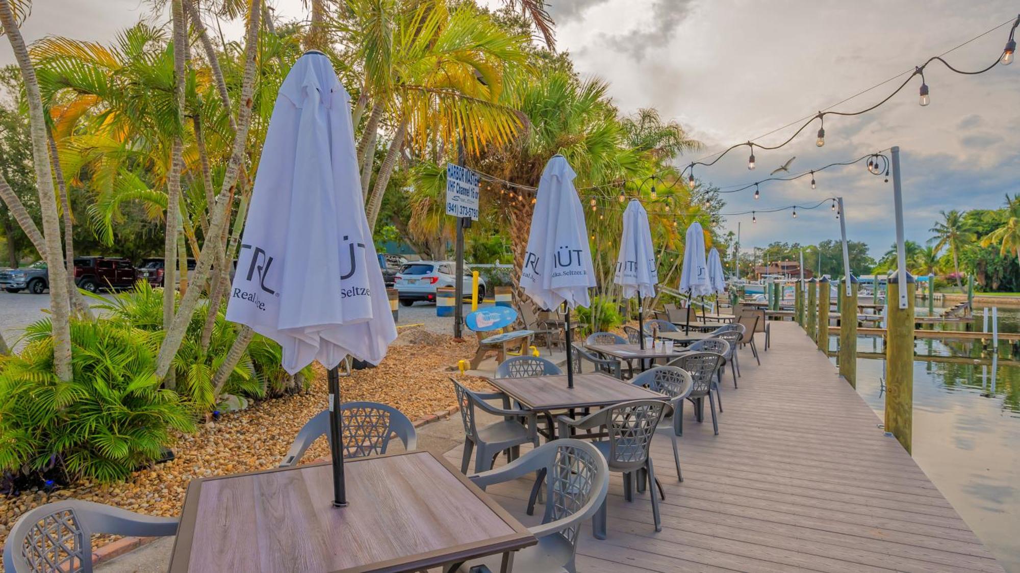 All-new Waterfront With Balcony,pool,tiki Bar,gym Apartment