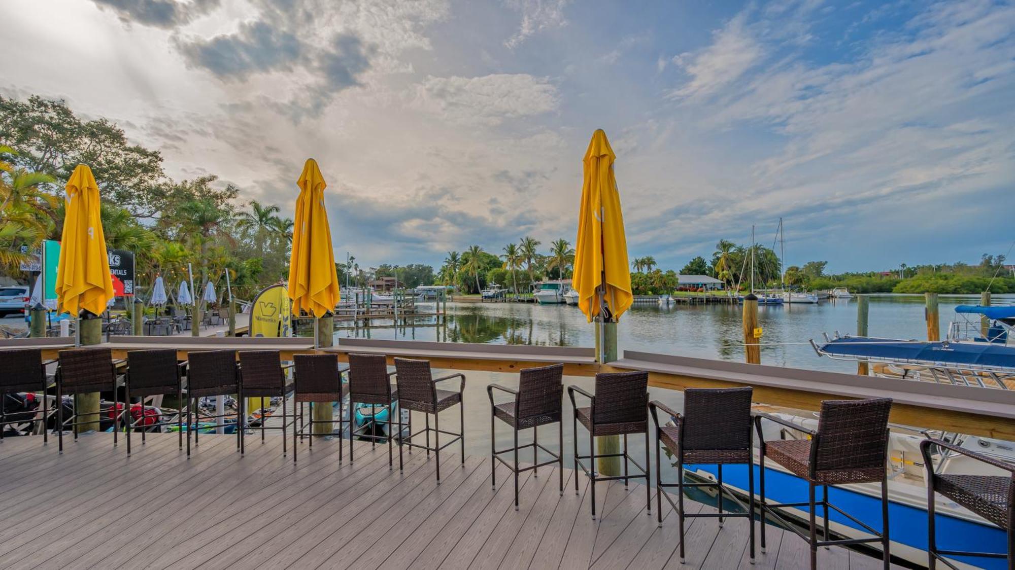 All-new Waterfront With Balcony,pool,tiki Bar,gym Apartment Sarasota