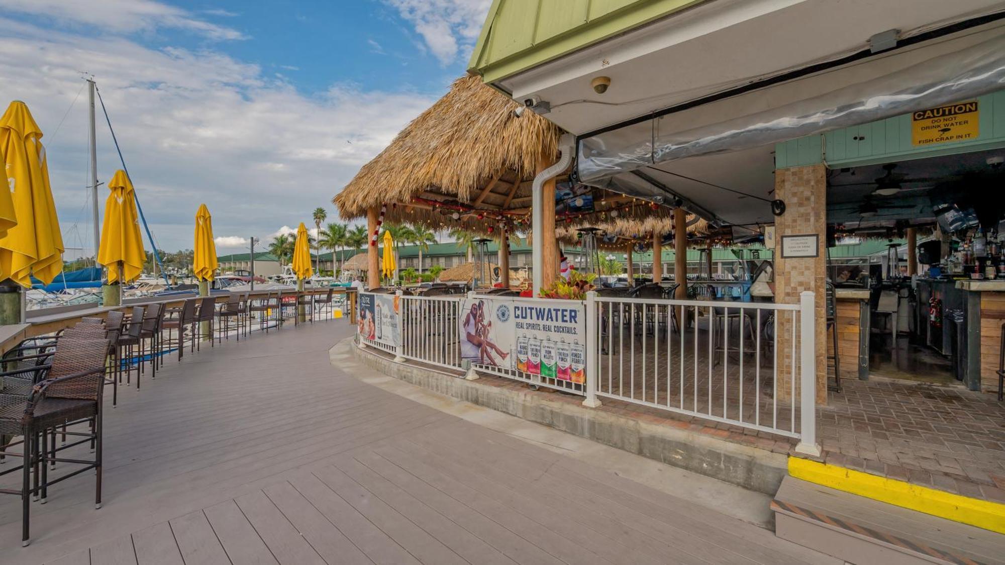 All-new Waterfront With Balcony,pool,tiki Bar,gym Apartment Sarasota
