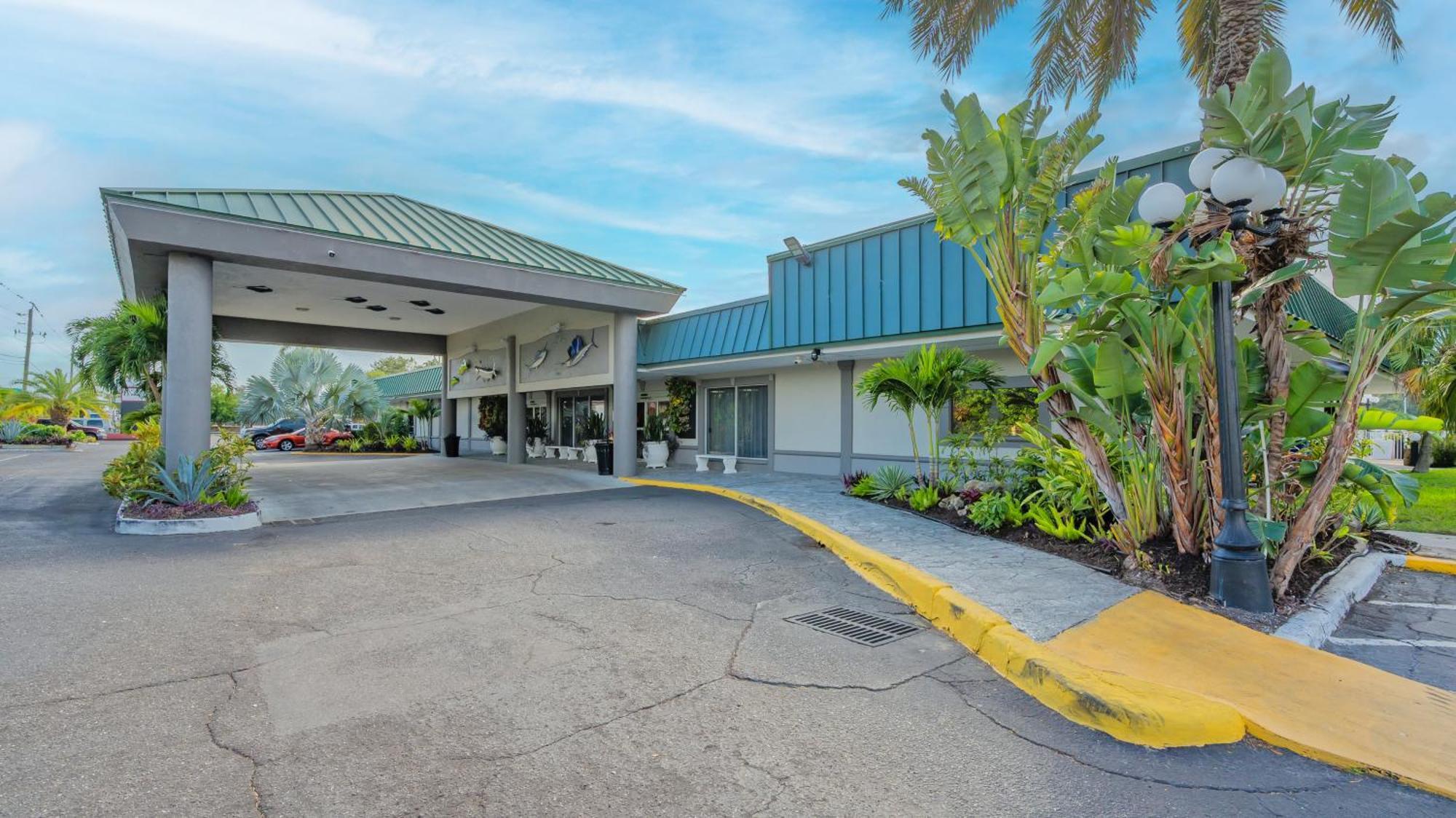All-new Waterfront With Balcony,pool,tiki Bar,gym Apartment *