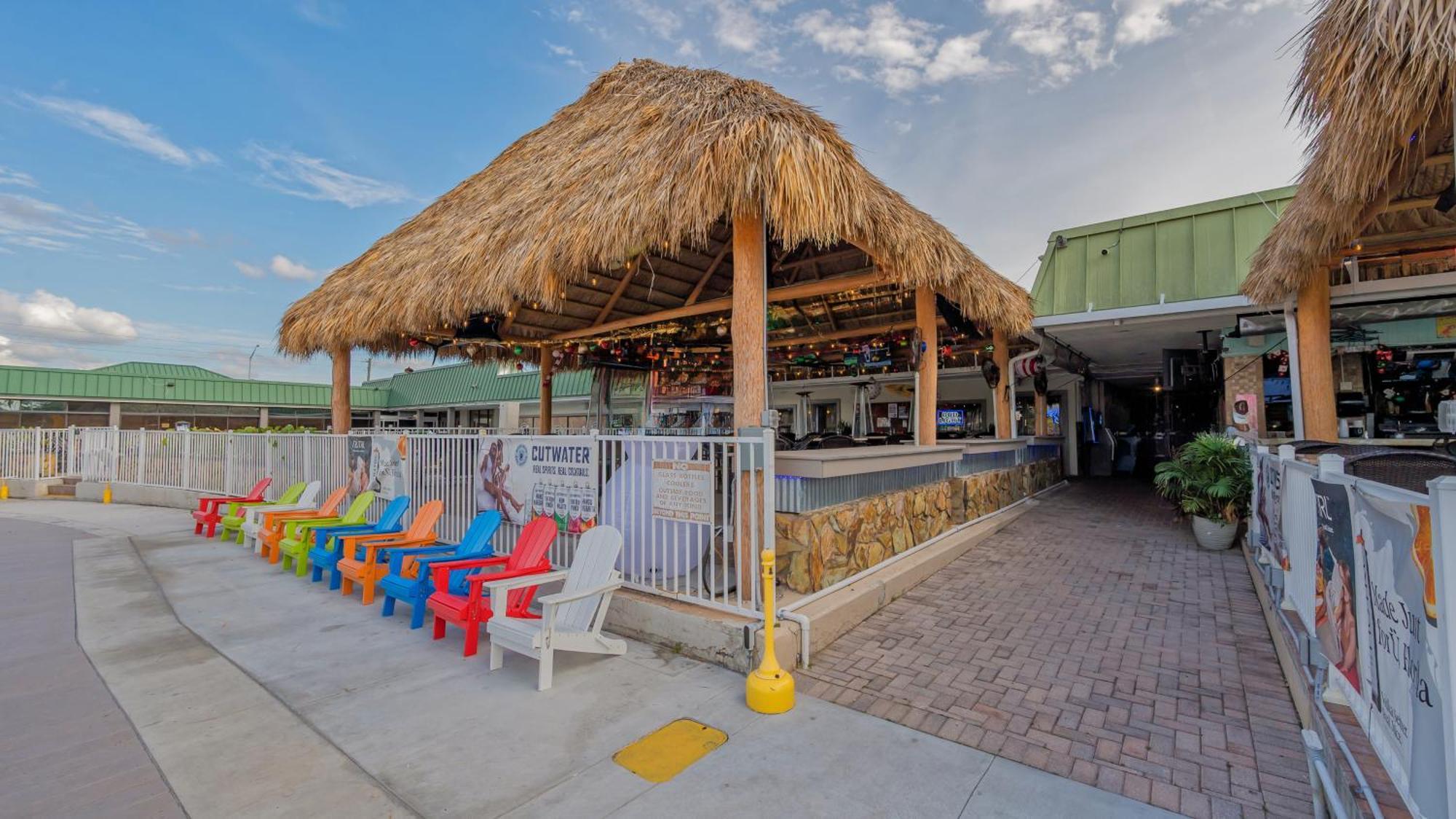All-new Waterfront With Balcony,pool,tiki Bar,gym Sarasota