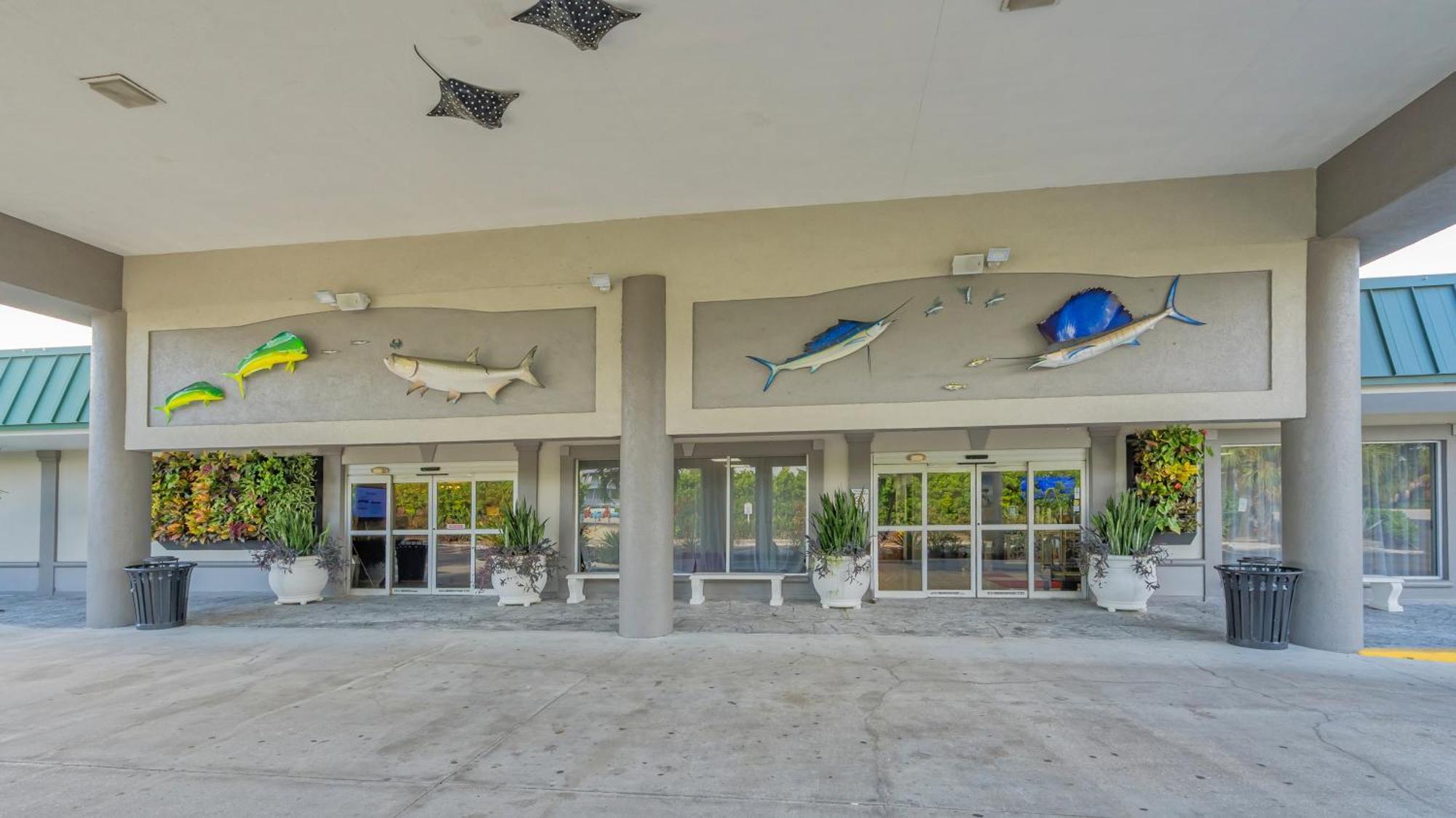 All-new Waterfront With Balcony,pool,tiki Bar,gym Apartment *