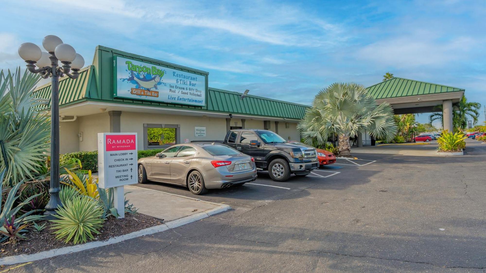 All-new Waterfront With Balcony,pool,tiki Bar,gym Apartment