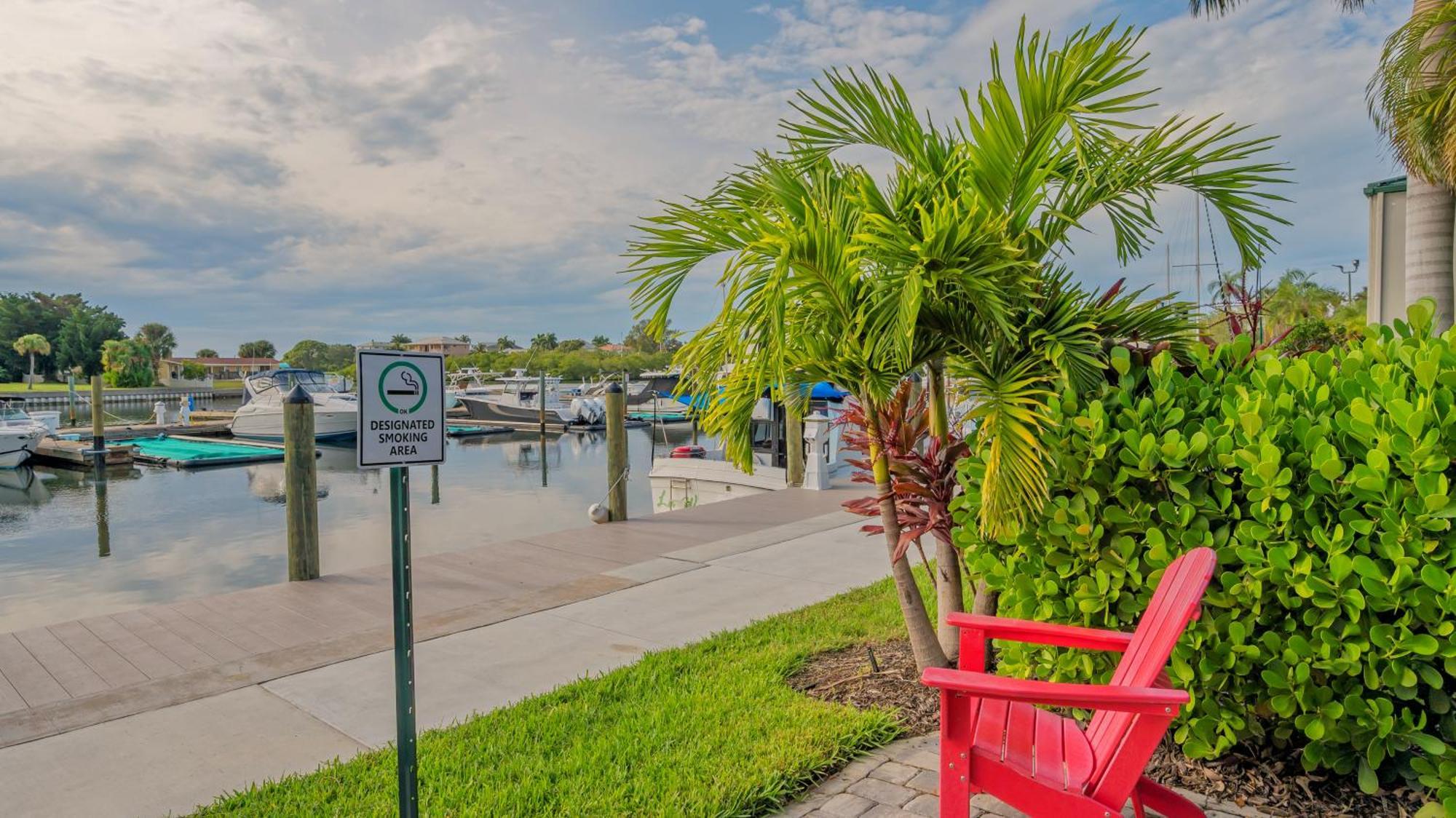 All-new Waterfront With Balcony,pool,tiki Bar,gym Apartment