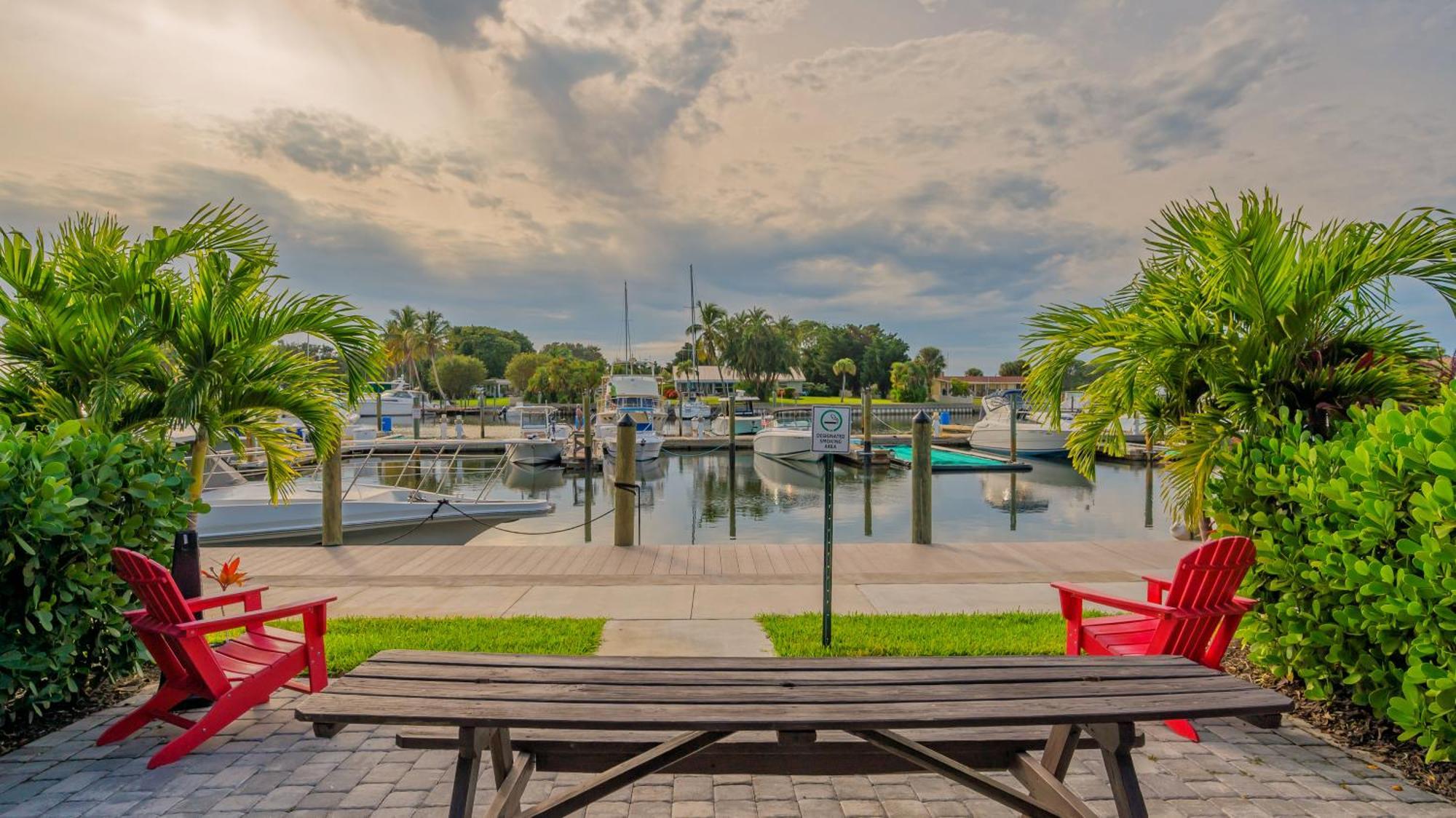 Apartment All-new Waterfront With Balcony,pool,tiki Bar,gym *