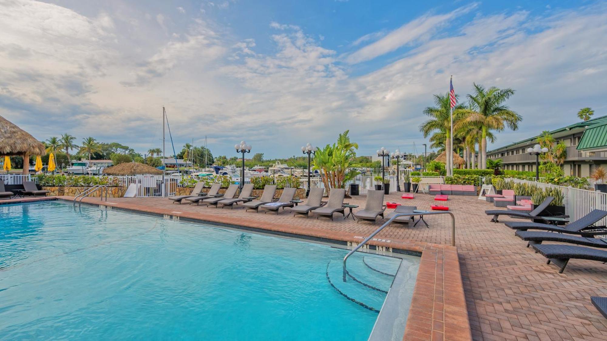 All-new Waterfront With Balcony,pool,tiki Bar,gym Sarasota