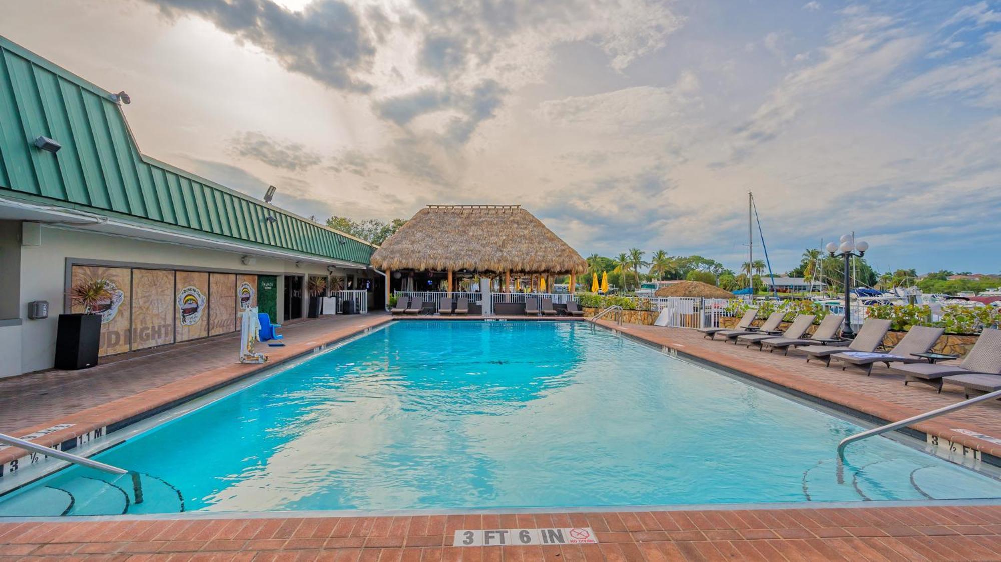 All-new Waterfront With Balcony,pool,tiki Bar,gym Apartment *