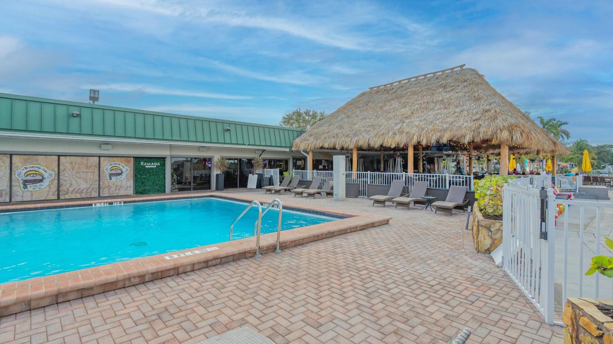 Apartment All-new Waterfront With Balcony,pool,tiki Bar,gym