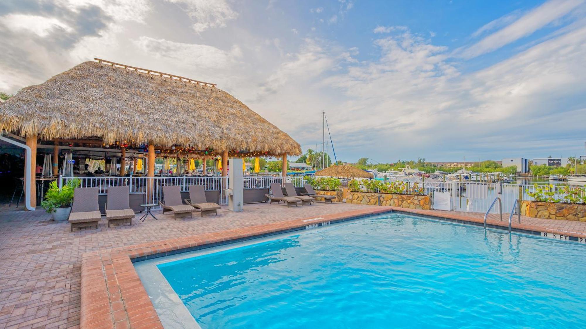 All-new Waterfront With Balcony,pool,tiki Bar,gym Apartment Sarasota