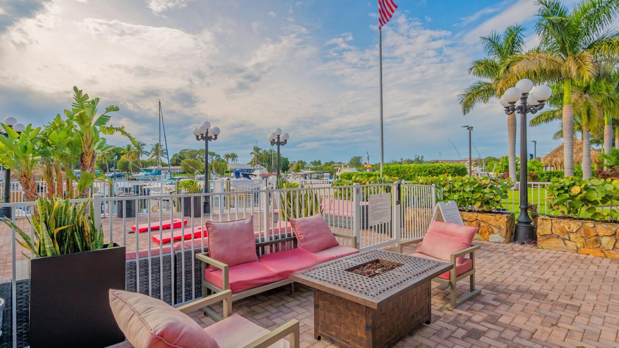 All-new Waterfront With Balcony,pool,tiki Bar,gym Sarasota
