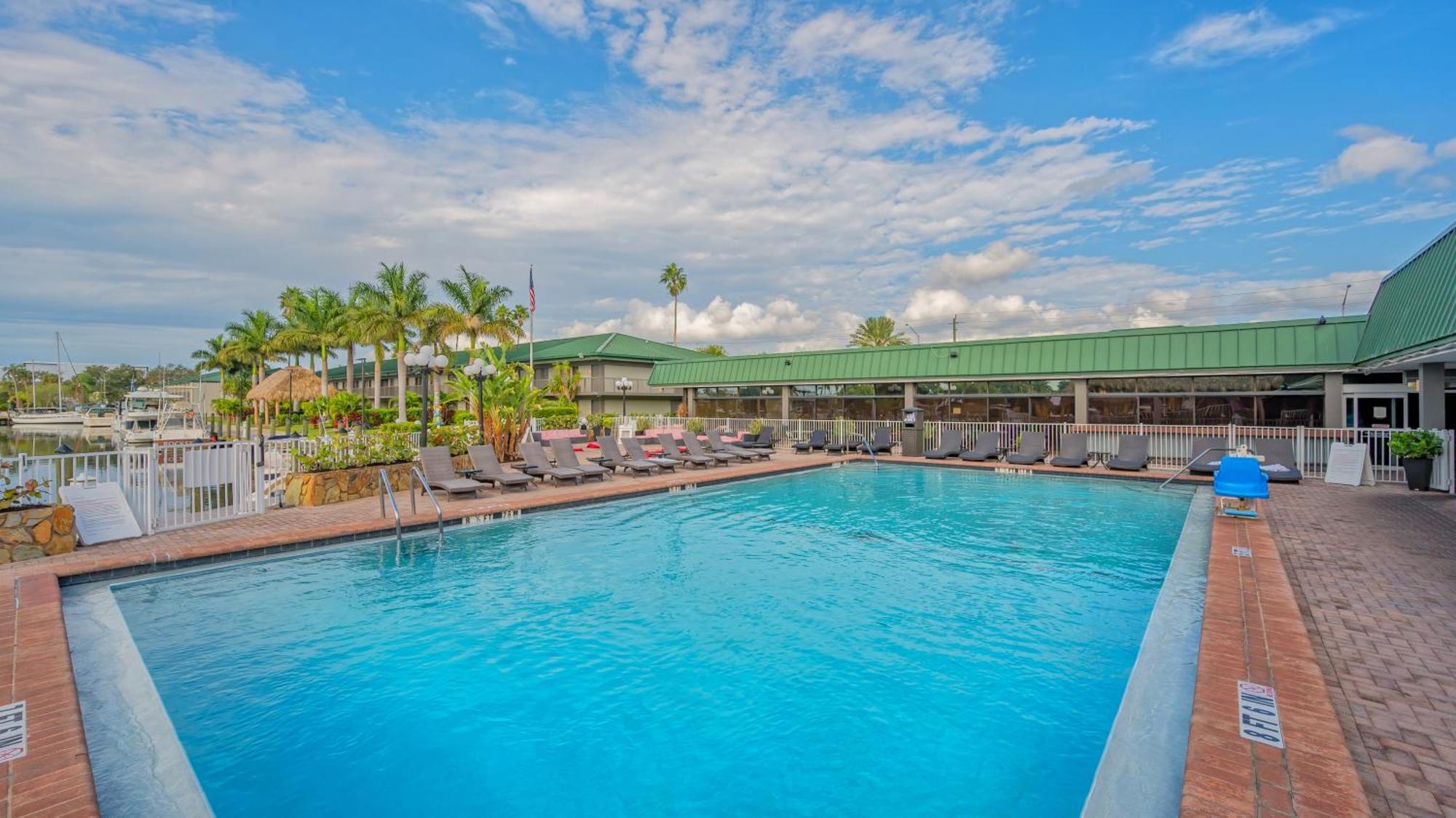 Apartment All-new Waterfront With Balcony,pool,tiki Bar,gym Sarasota