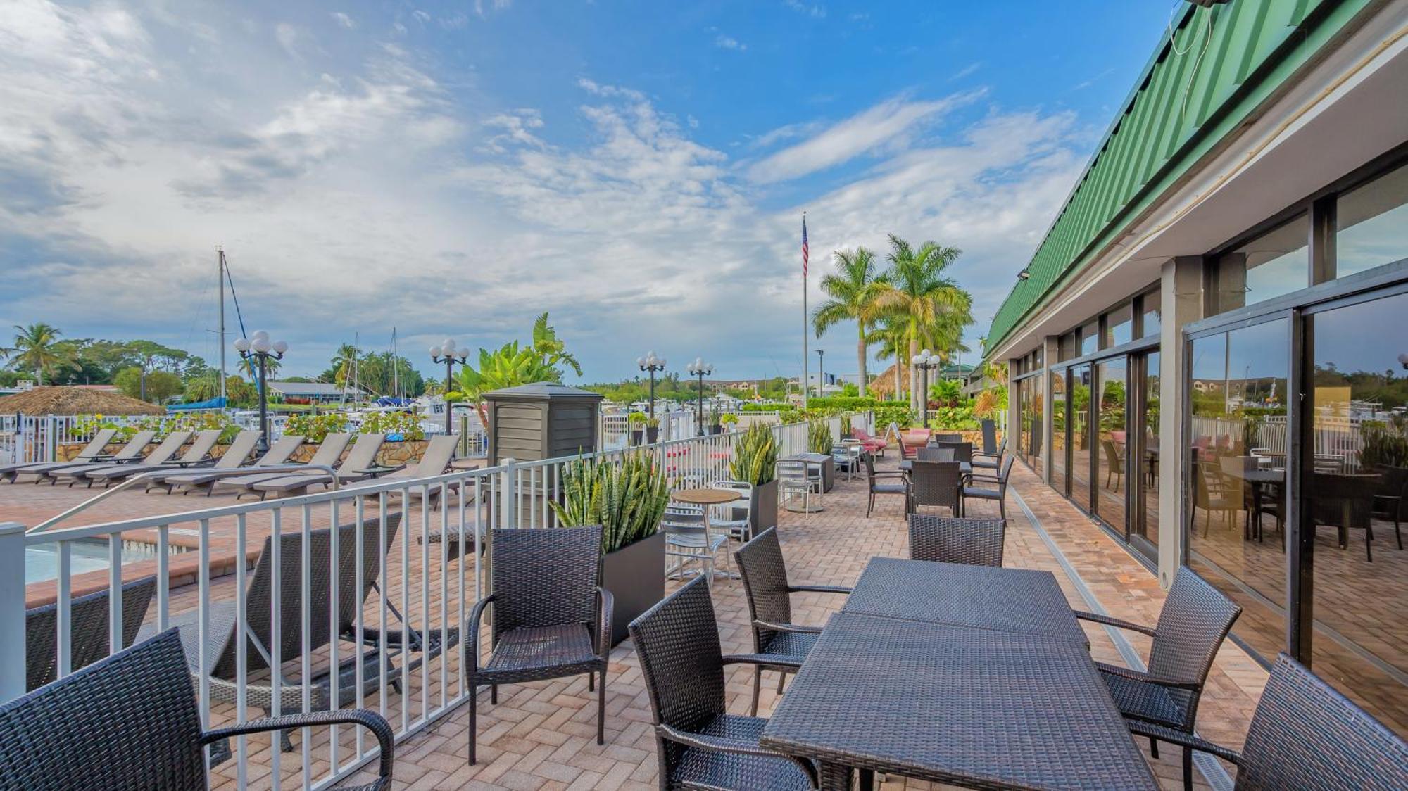 All-new Waterfront With Balcony,pool,tiki Bar,gym * Sarasota