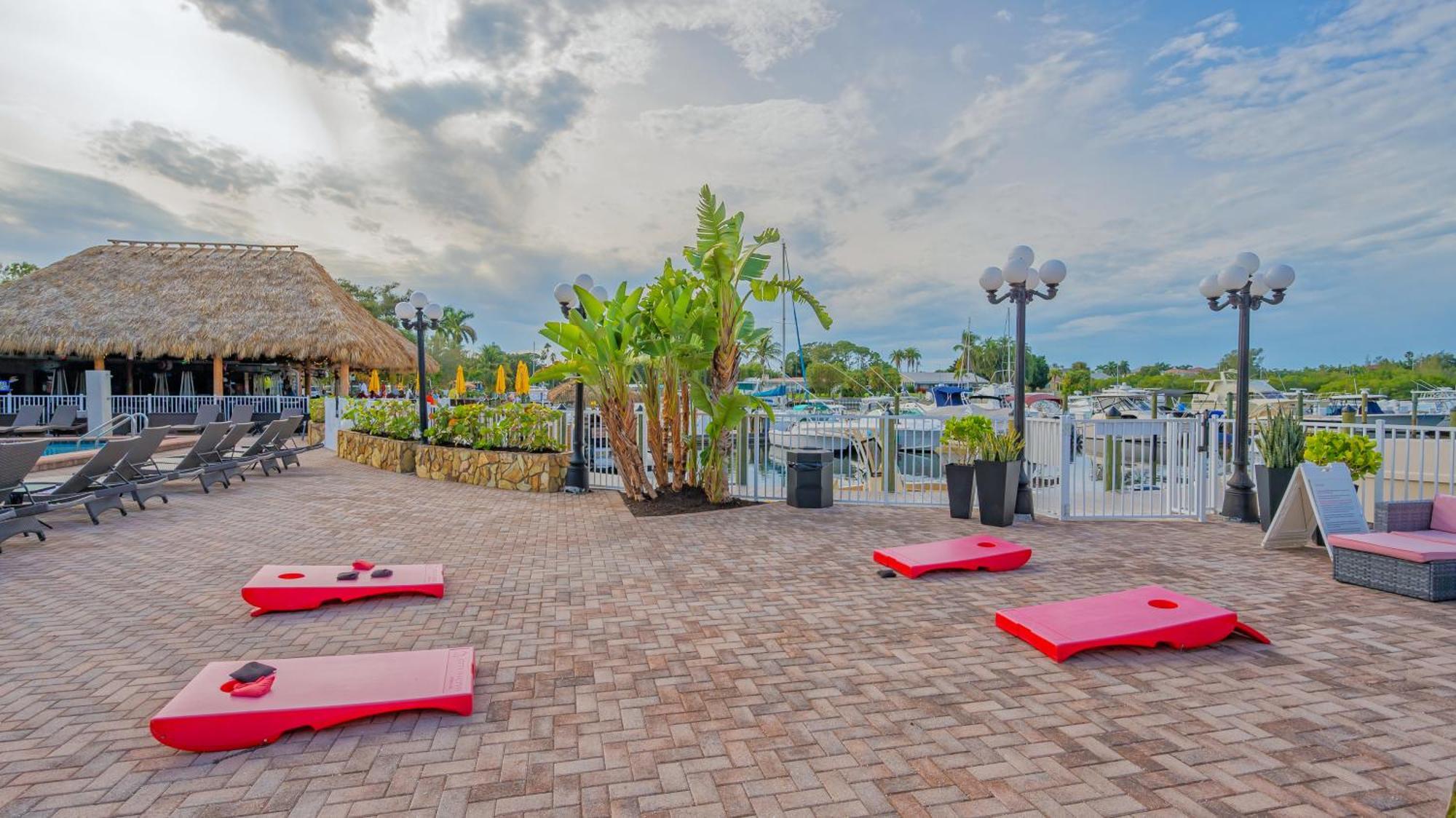 All-new Waterfront With Balcony,pool,tiki Bar,gym Apartment Sarasota