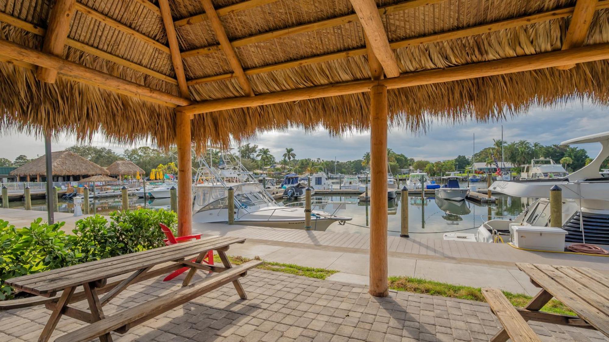 Apartment All-new Waterfront With Balcony,pool,tiki Bar,gym Sarasota