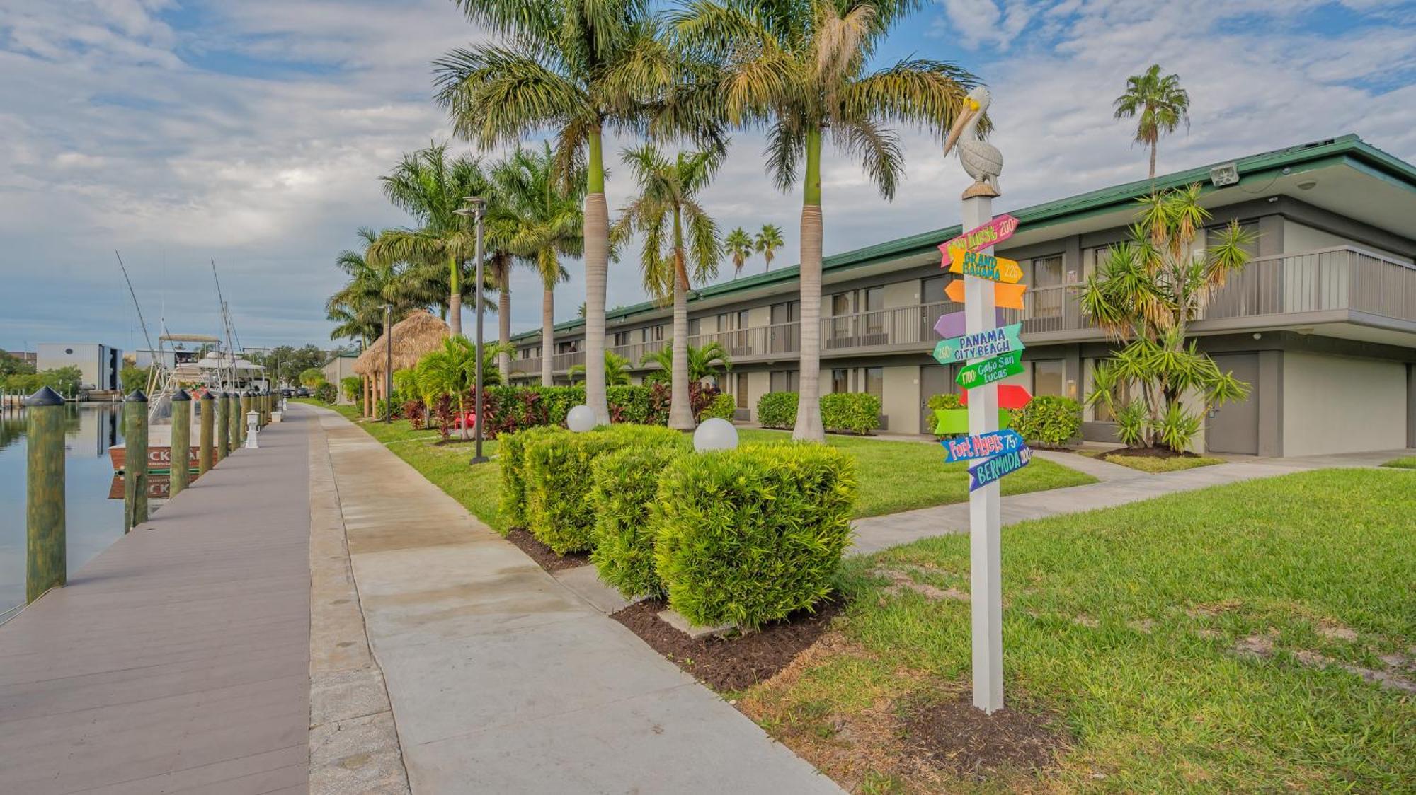 All-new Waterfront With Balcony,pool,tiki Bar,gym Apartment *