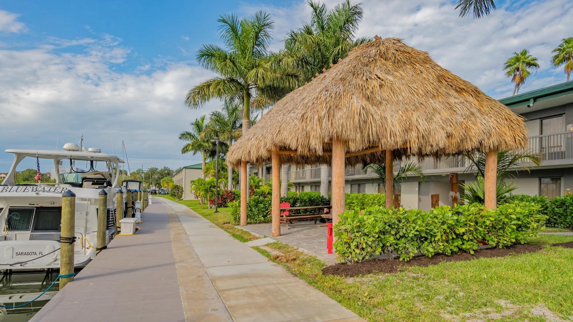 All-new Waterfront With Balcony,pool,tiki Bar,gym Apartment