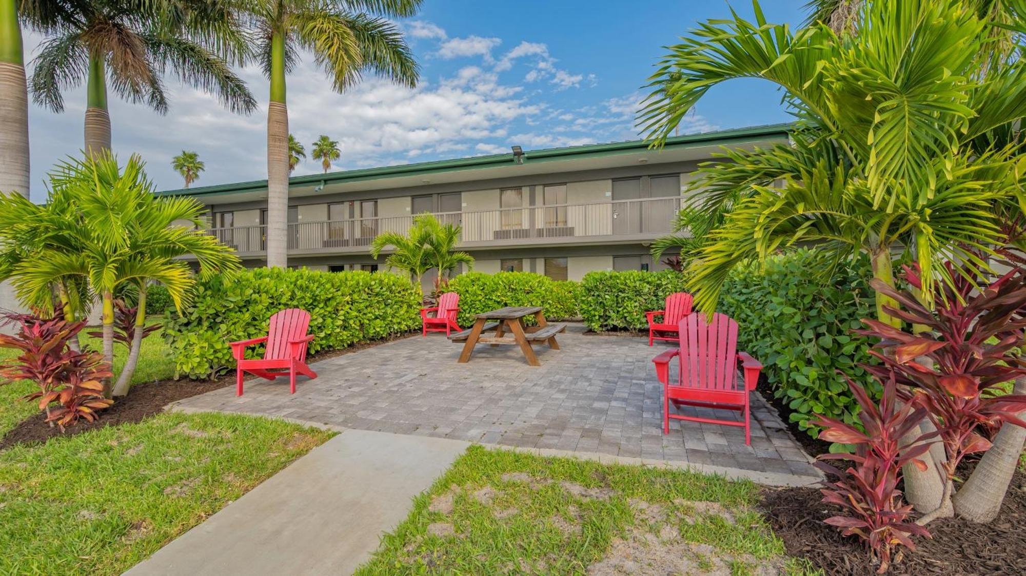 All-new Waterfront With Balcony,pool,tiki Bar,gym Apartment