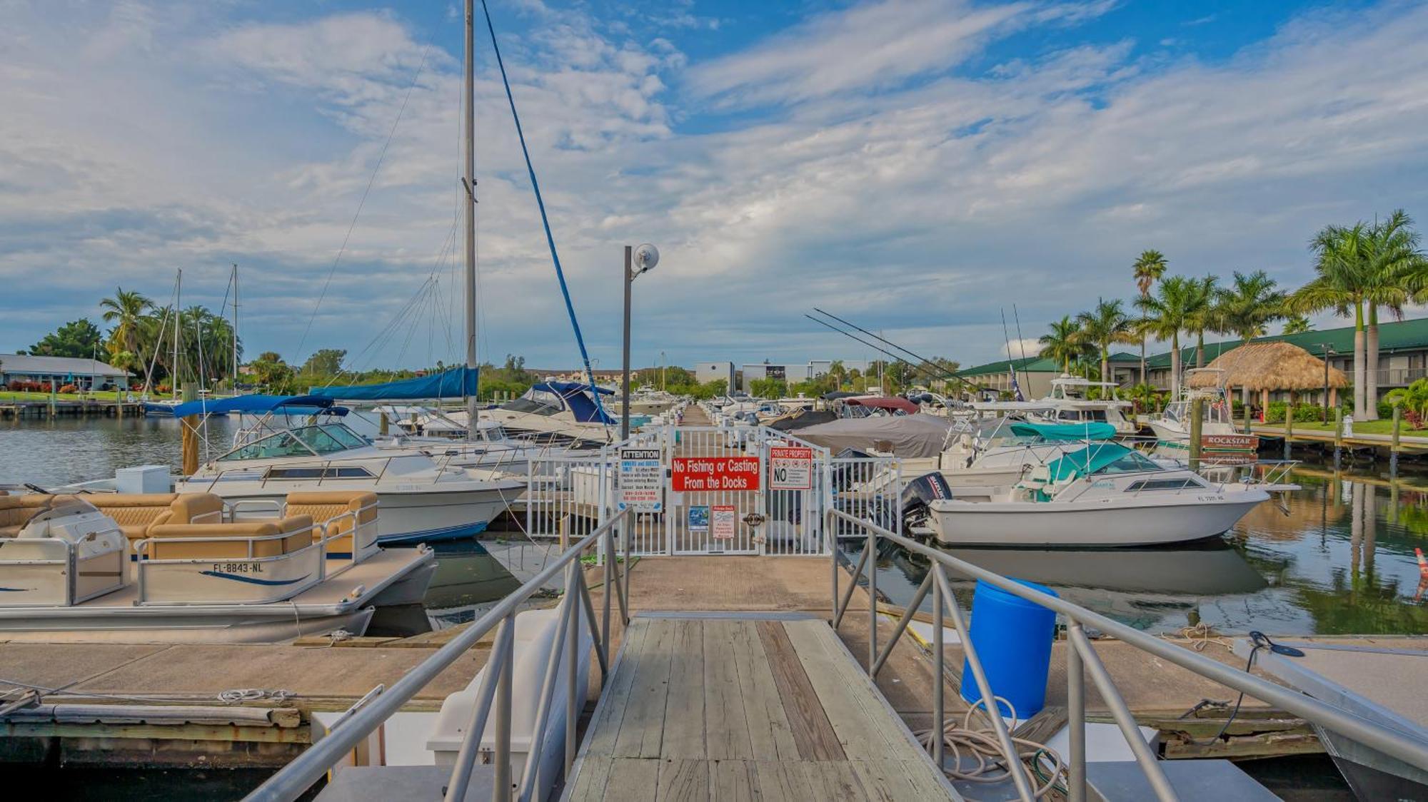 All-new Waterfront With Balcony,pool,tiki Bar,gym Apartment