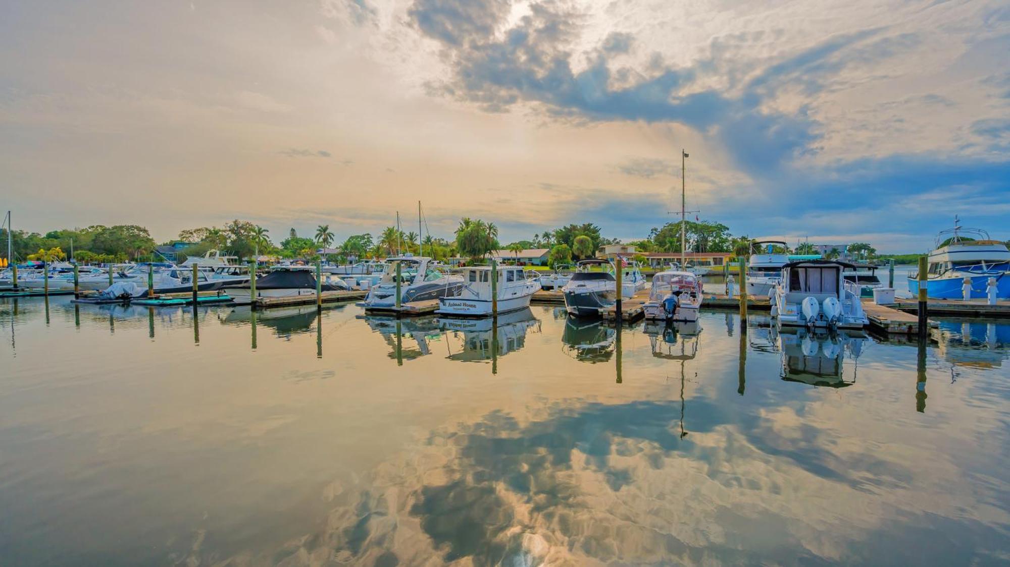 All-new Waterfront With Balcony,pool,tiki Bar,gym * Sarasota