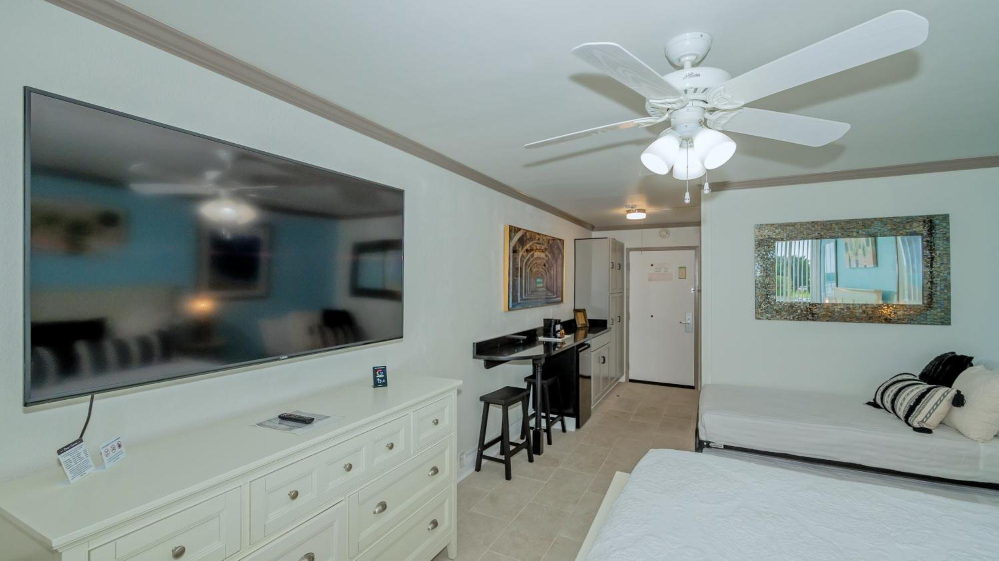 All-new Waterfront With Balcony,pool,tiki Bar,gym Sarasota