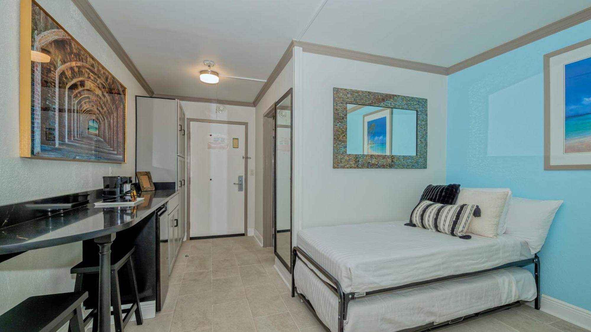 All-new Waterfront With Balcony,pool,tiki Bar,gym