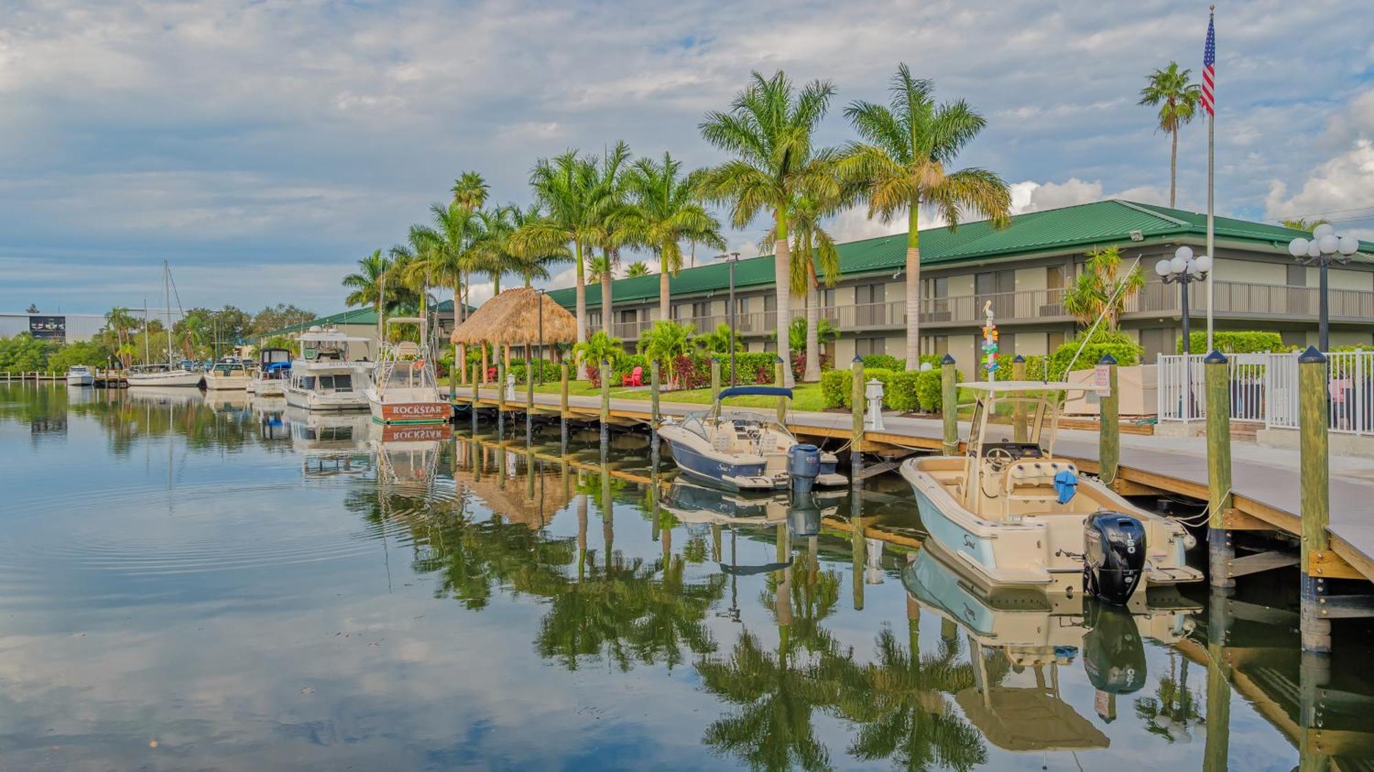 All-new Waterfront With Balcony,pool,tiki Bar,gym Apartment *