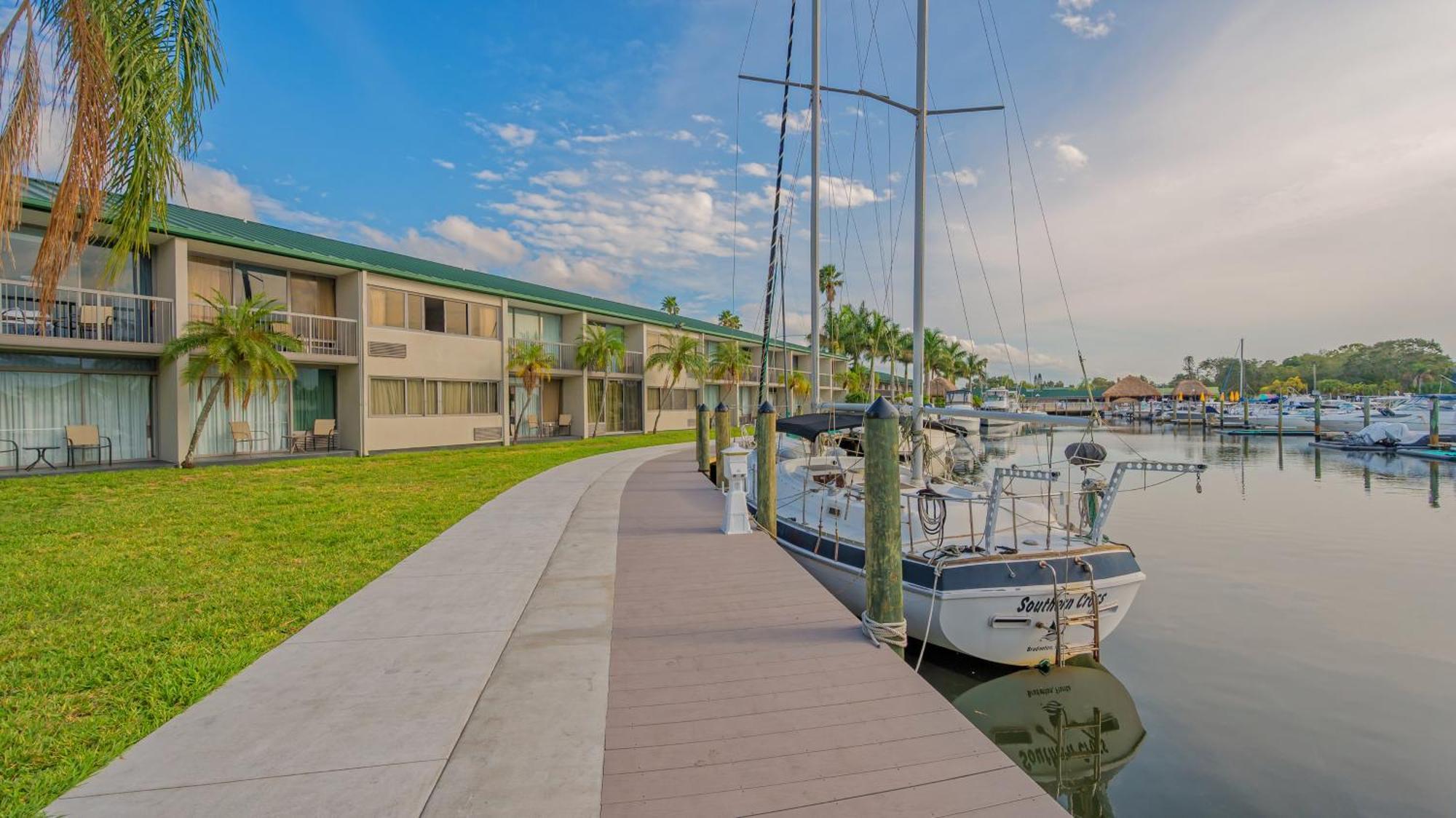 All-new Waterfront With Balcony,pool,tiki Bar,gym Sarasota