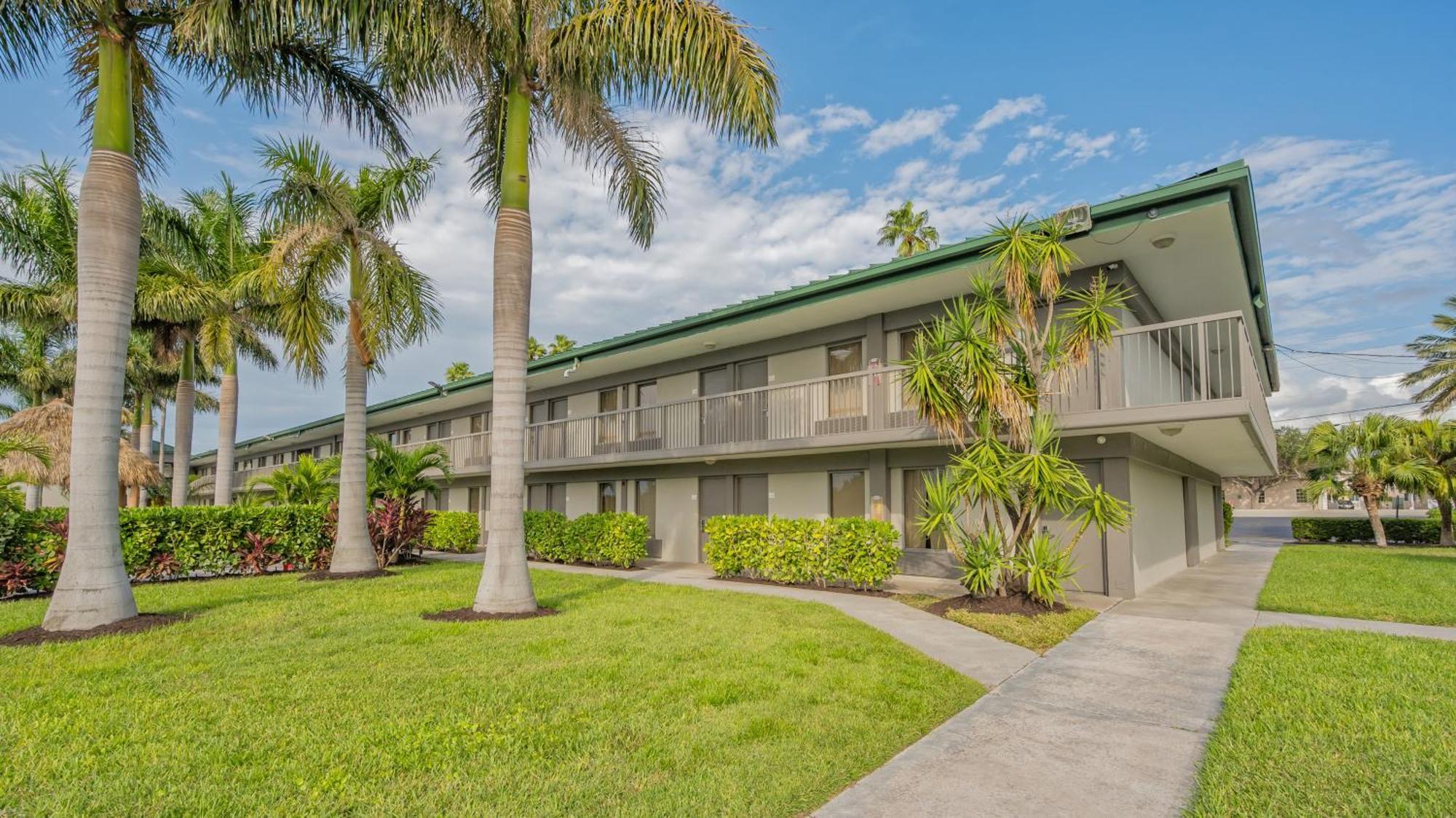 Apartment All-new Waterfront With Balcony,pool,tiki Bar,gym Sarasota