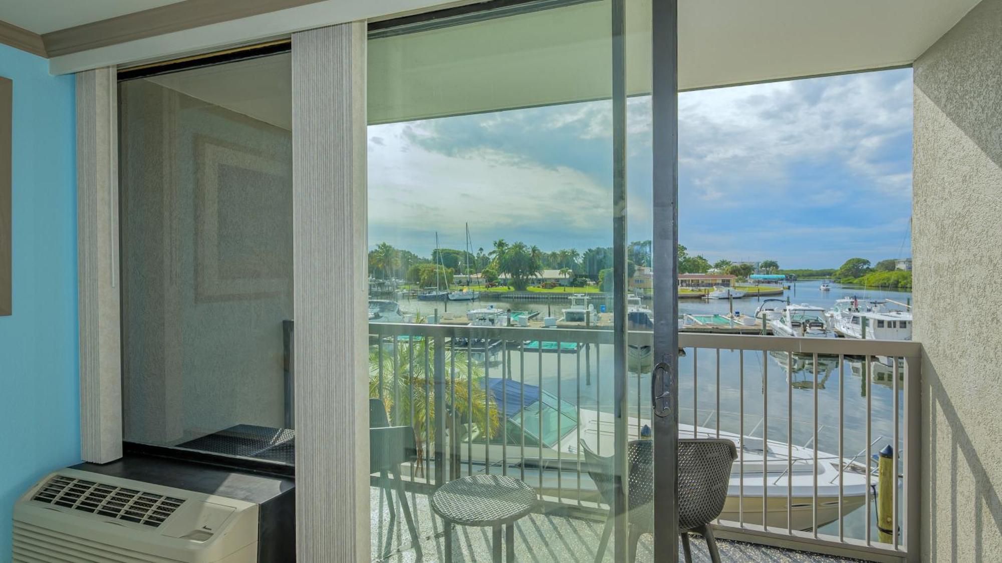 All-new Waterfront With Balcony,pool,tiki Bar,gym Sarasota