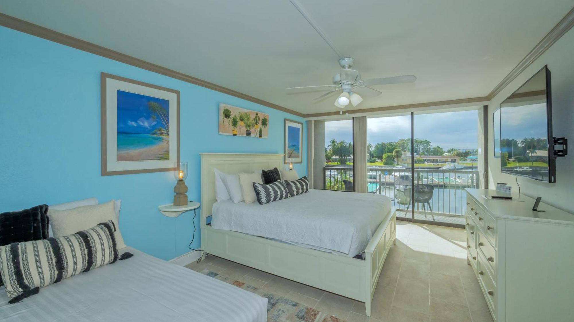 All-new Waterfront With Balcony,pool,tiki Bar,gym Apartment