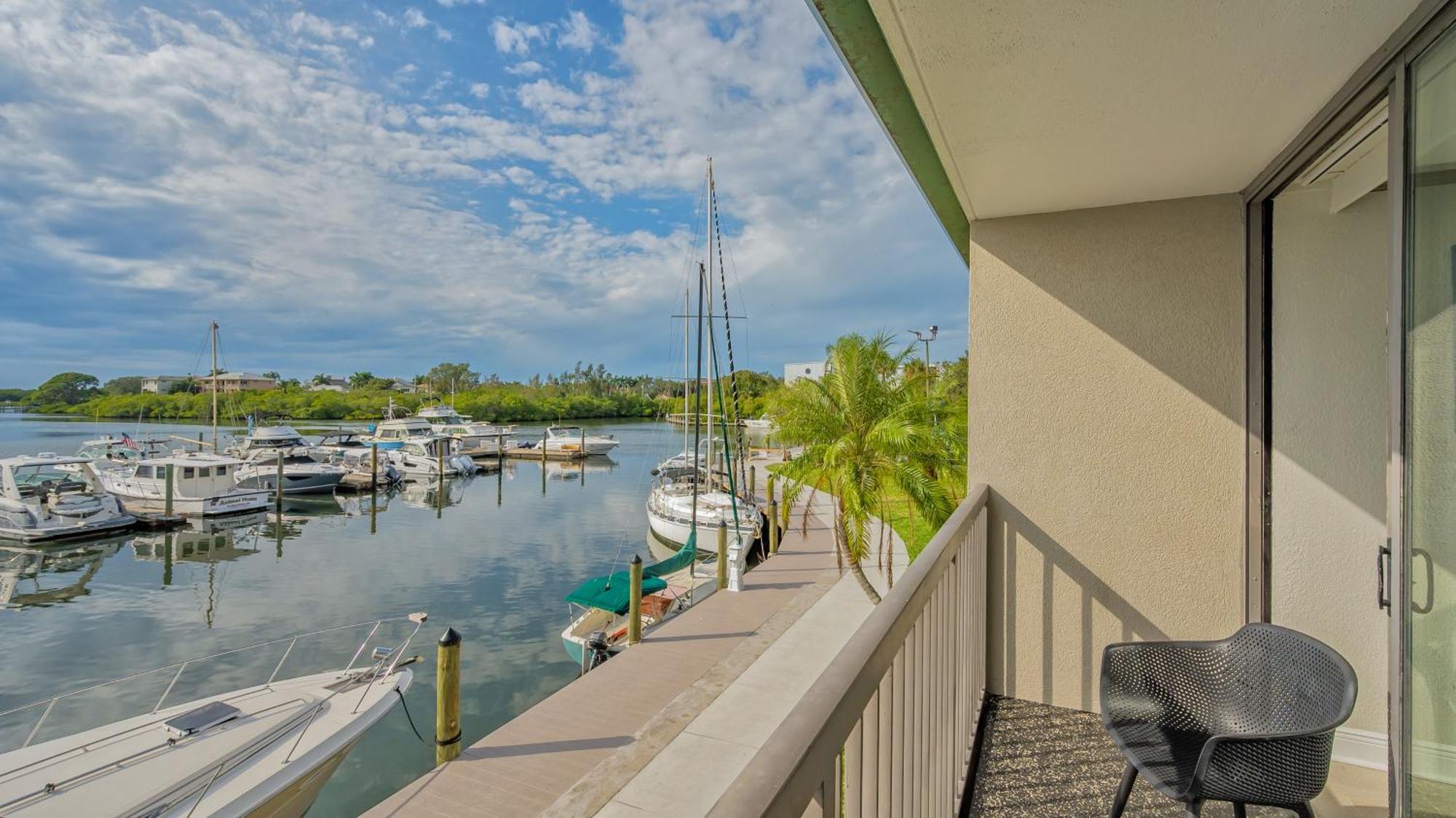 All-new Waterfront With Balcony,pool,tiki Bar,gym * Sarasota