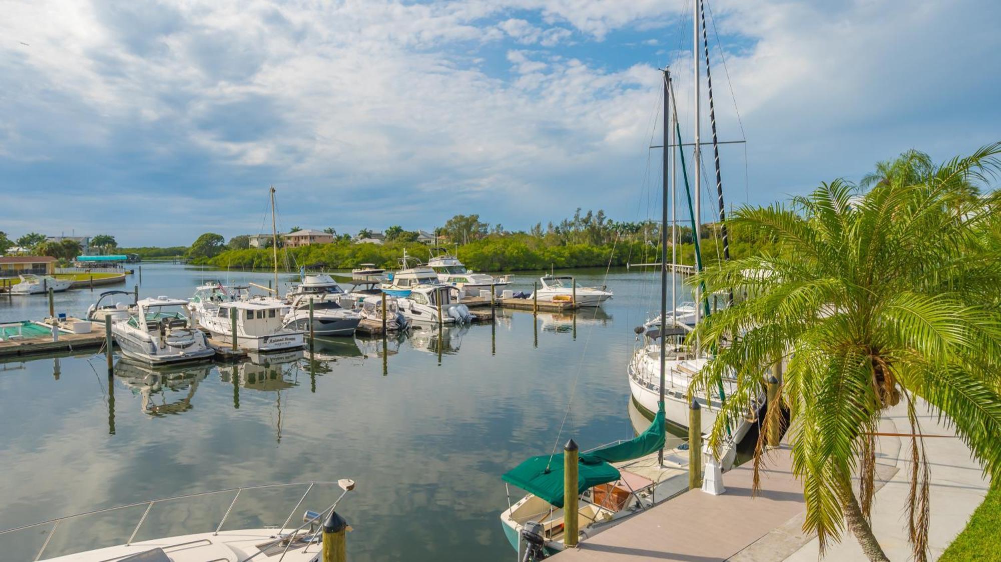 All-new Waterfront With Balcony,pool,tiki Bar,gym