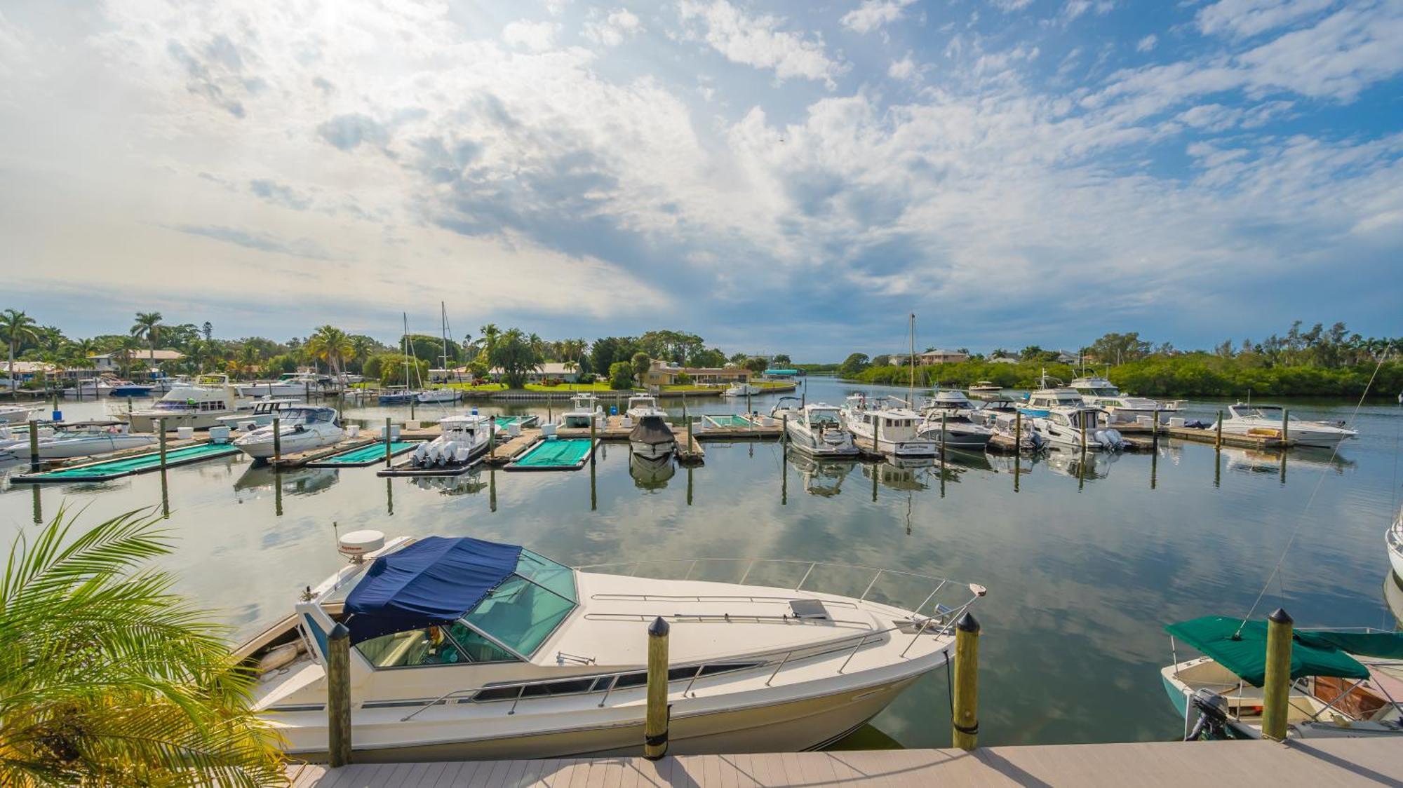 All-new Waterfront With Balcony,pool,tiki Bar,gym Apartment *
