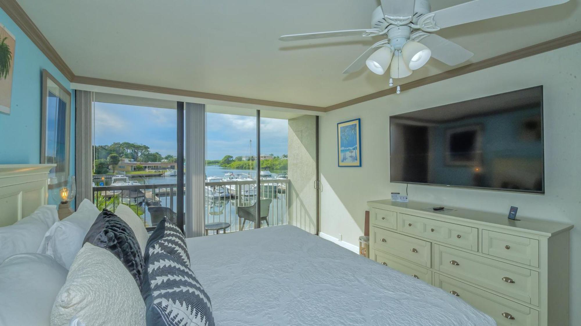 All-new Waterfront With Balcony,pool,tiki Bar,gym * Sarasota