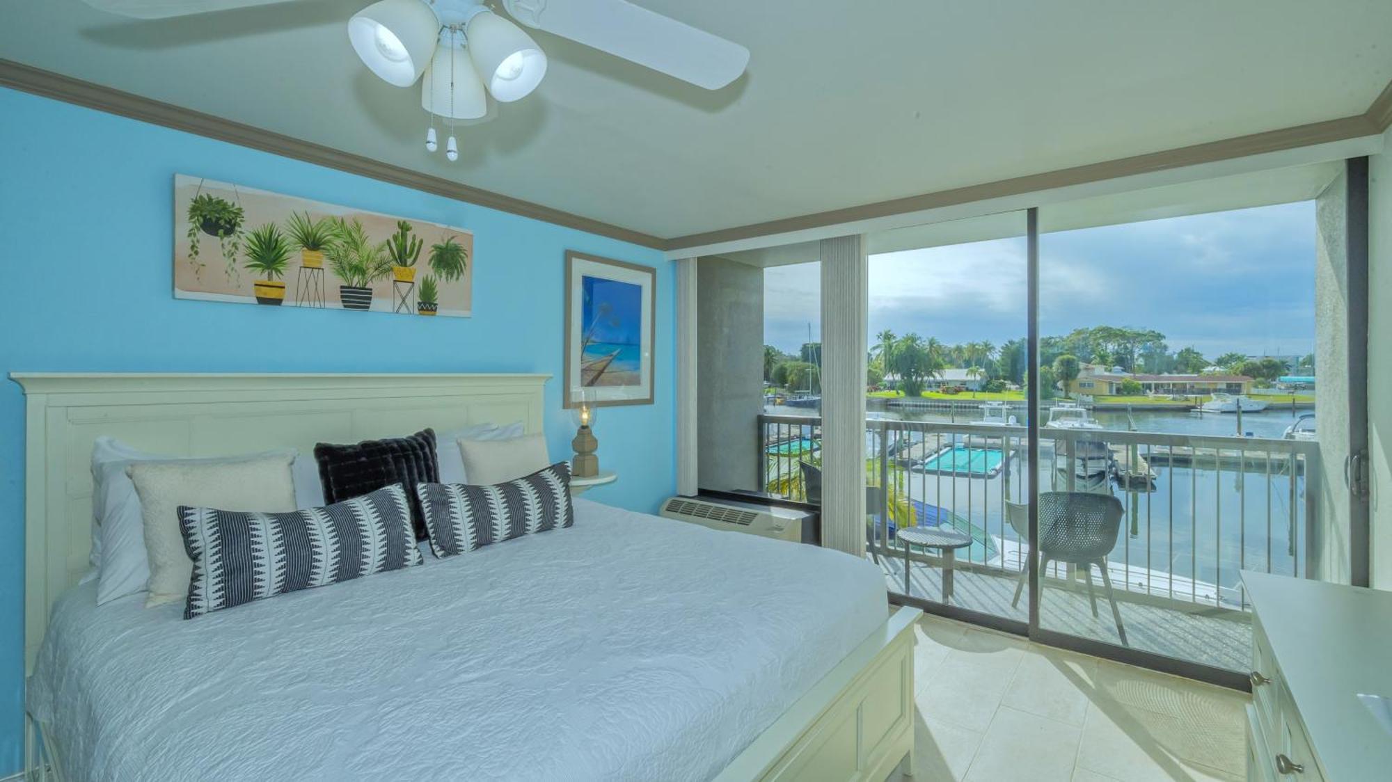 All-new Waterfront With Balcony,pool,tiki Bar,gym Sarasota