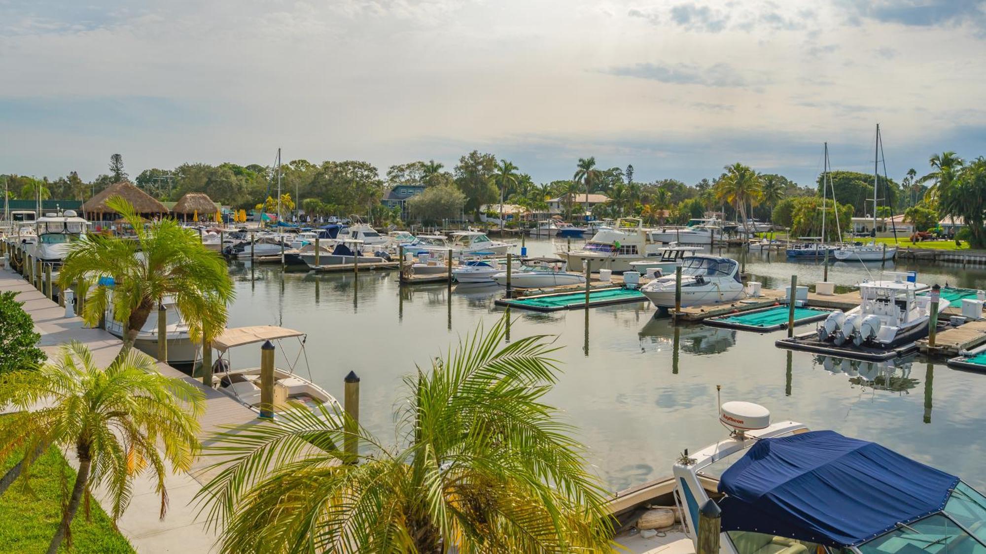 All-new Waterfront With Balcony,pool,tiki Bar,gym * Sarasota