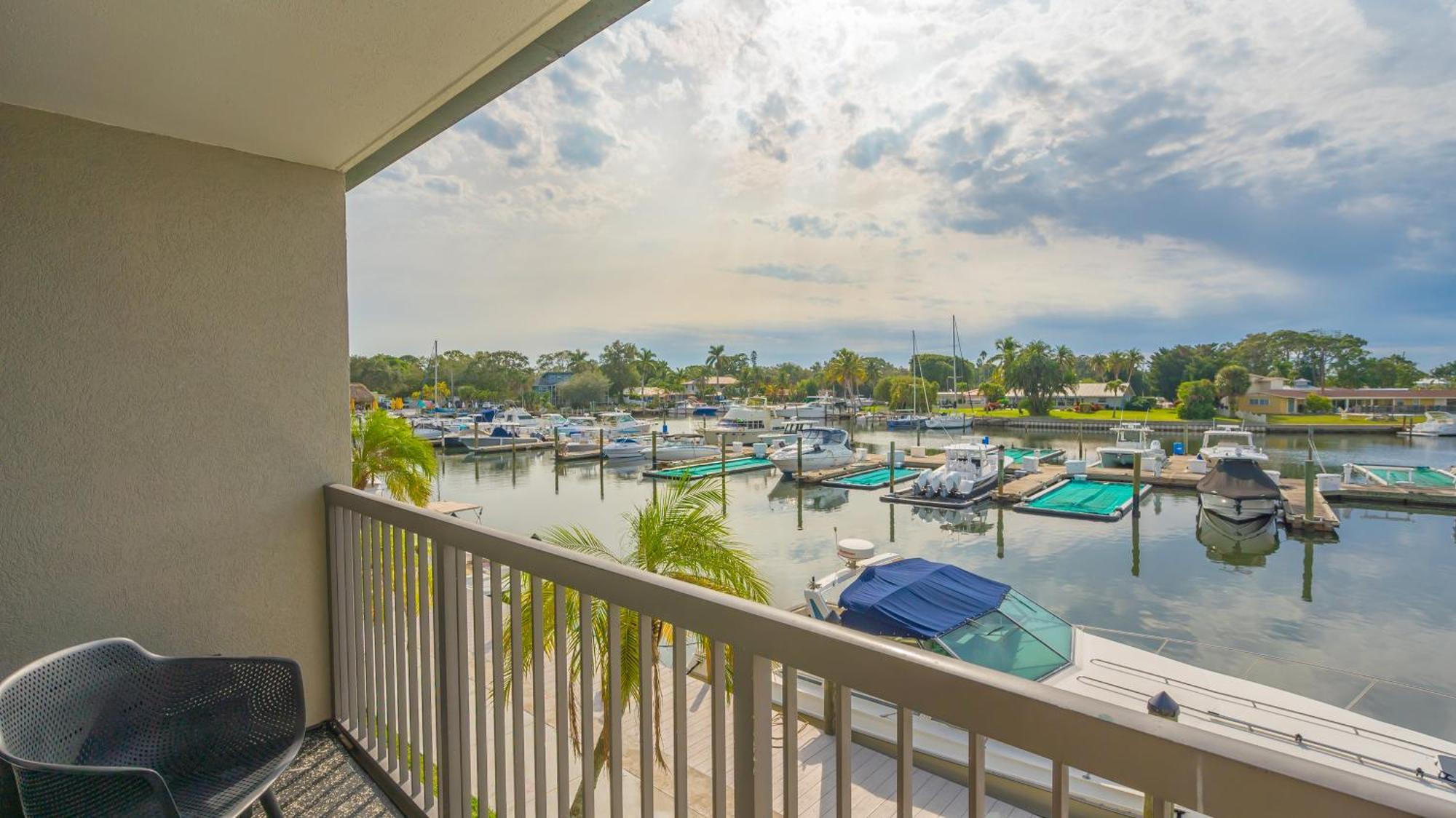 All-new Waterfront With Balcony,pool,tiki Bar,gym Apartment