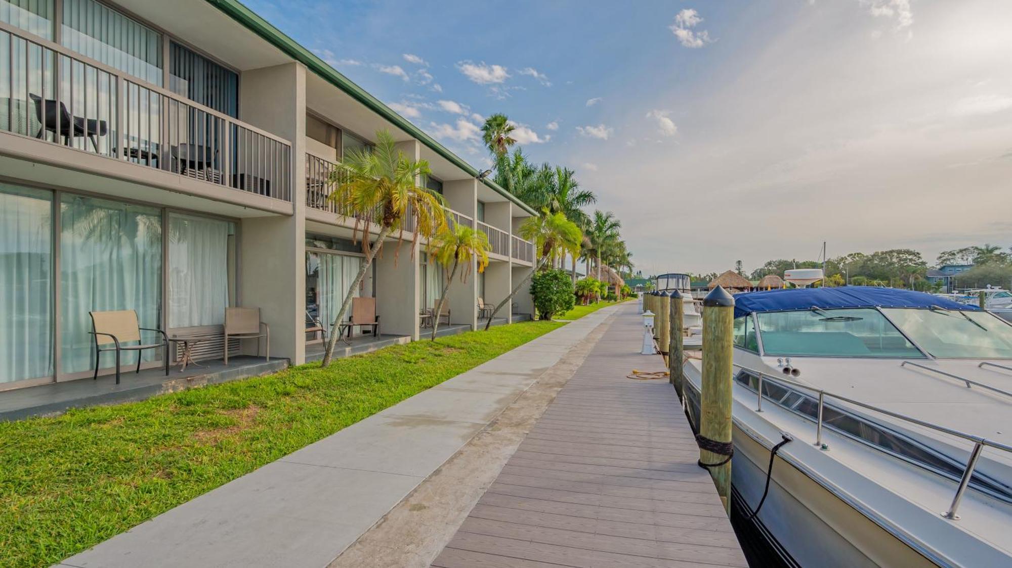 Apartment All-new Waterfront With Balcony,pool,tiki Bar,gym