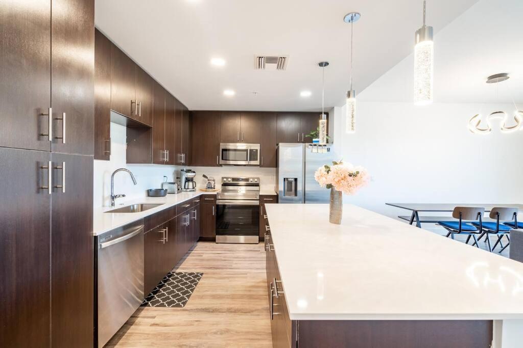 Waterside Retreat: Modern 2br, Mins To & Apartment *