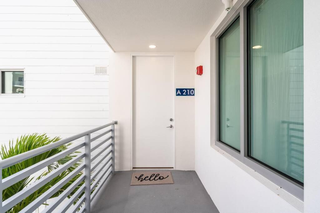 Waterside Retreat: Modern 2br, Mins To & Sarasota