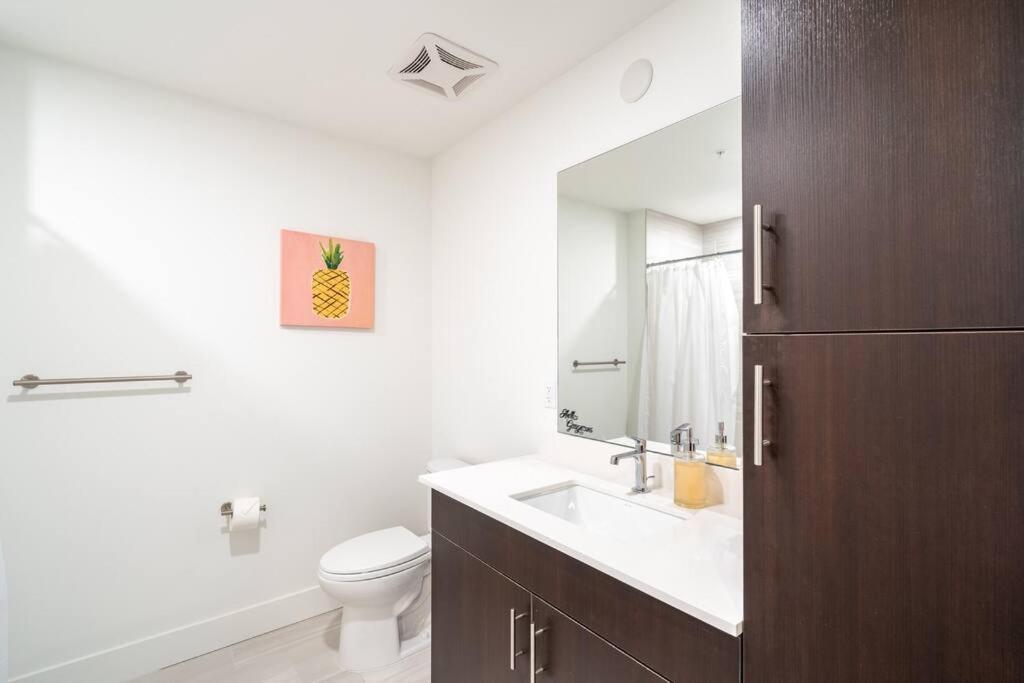 Apartment Waterside Retreat: Modern 2br, Mins To & Sarasota