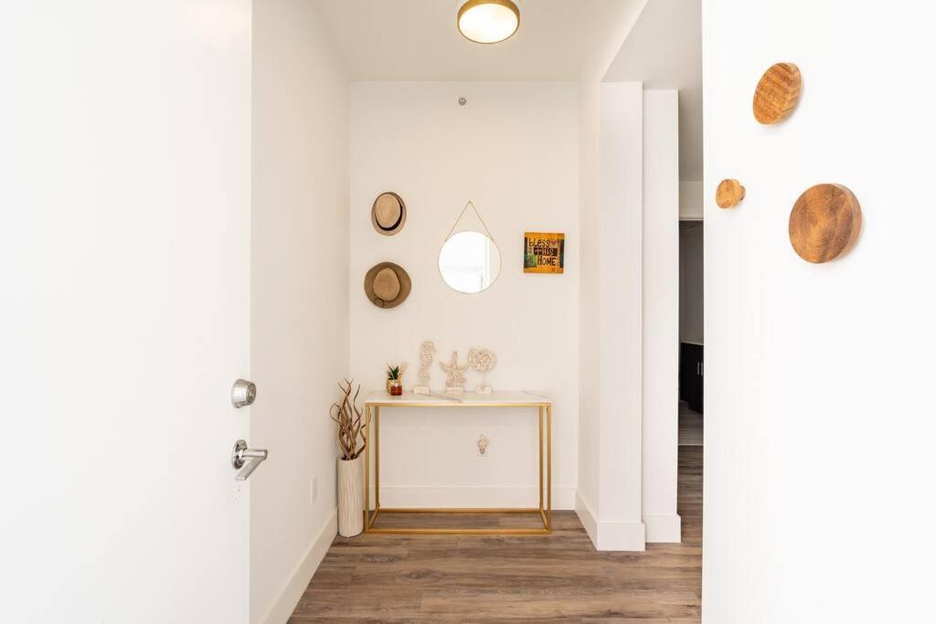 Waterside Retreat: Modern 2br, Mins To & * Sarasota