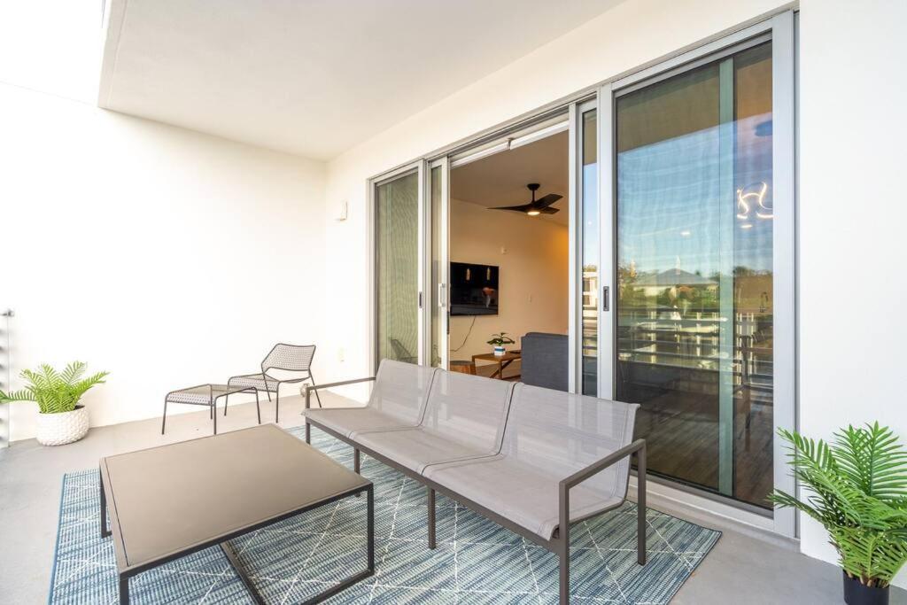 Apartment Waterside Retreat: Modern 2br, Mins To & Sarasota