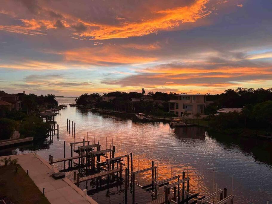 Waterside Retreat: Modern 2br, Mins To & Apartment Sarasota