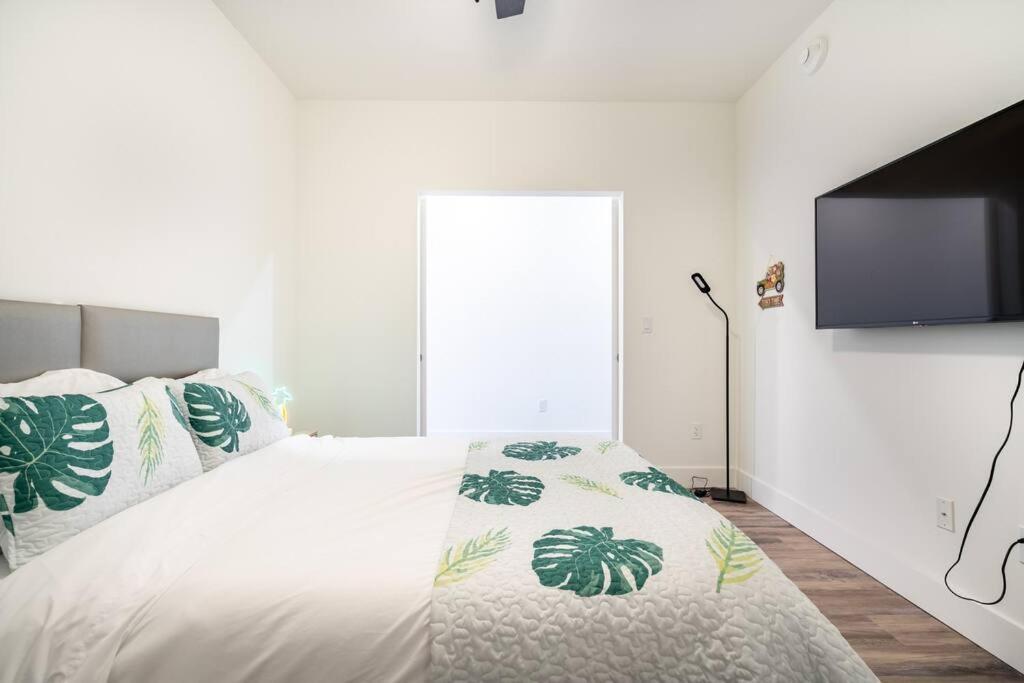 Waterside Retreat: Modern 2br, Mins To & *