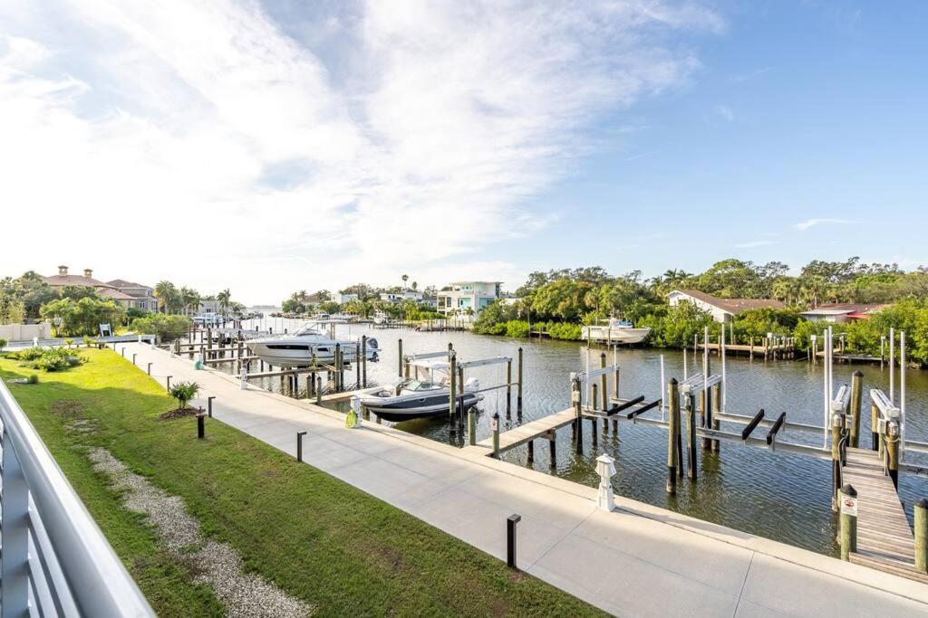 Waterside Retreat: Modern 2br, Mins To & *
