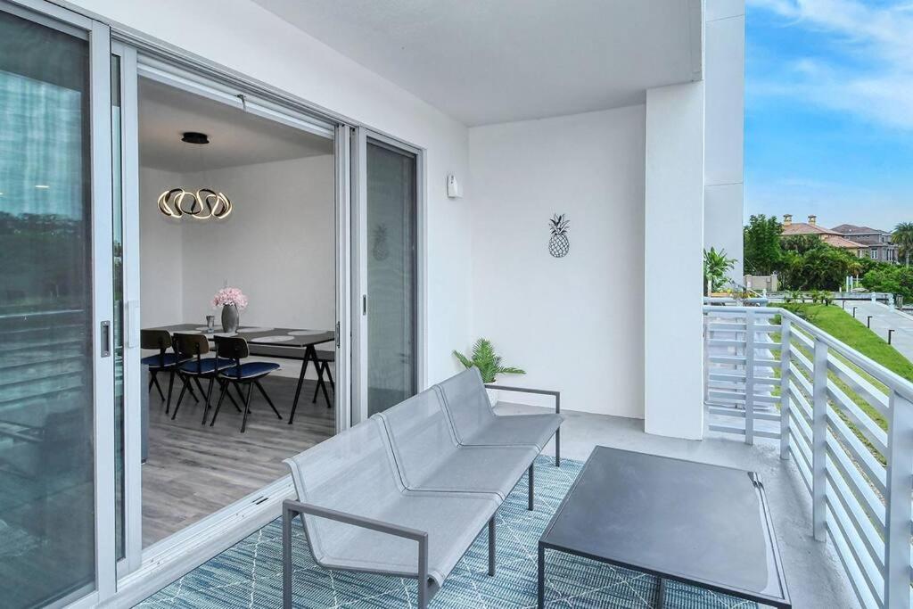 Waterside Retreat: Modern 2br, Mins To & *