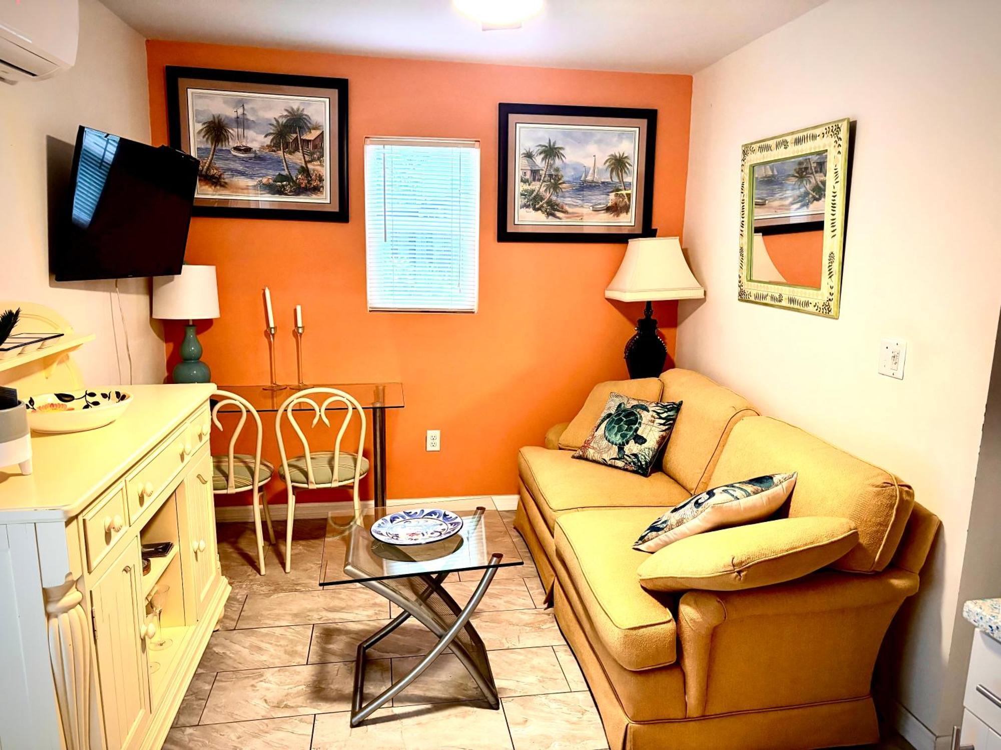 Apartment ~ Cozy In-law Close To Siesta Key ~ Sarasota