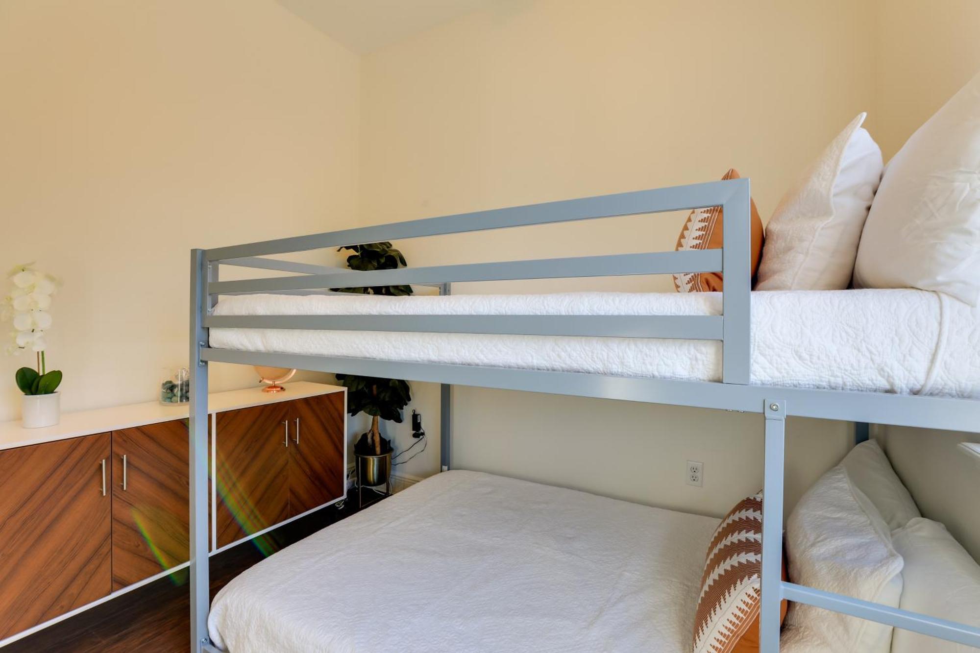 Sunny Abode With Yard About 1 Mi To Dtwn! Holiday home *